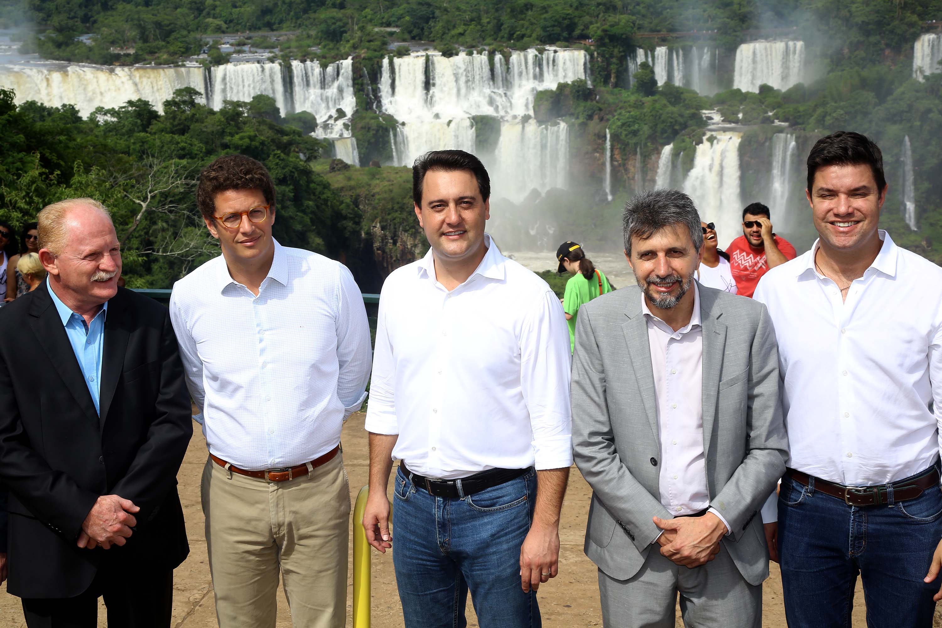 O governador Carlos Massa Ratinho Junior participou nesta quinta-feira (10), em Foz do Iguaçu, da solenidade em comemoração aos 80 anos do Parque Nacional do Iguaçu. Considerado uma das mais belas reservas ecológicas do mundo, o Parque Nacional do Iguaçu tem 225 mil hectares e é reconhecido pela Unesco como Patrimônio Natural da Humanidade. Foz do Iguaçu,10/01/2018 Foto:Jaelson Lucas / ANPr
