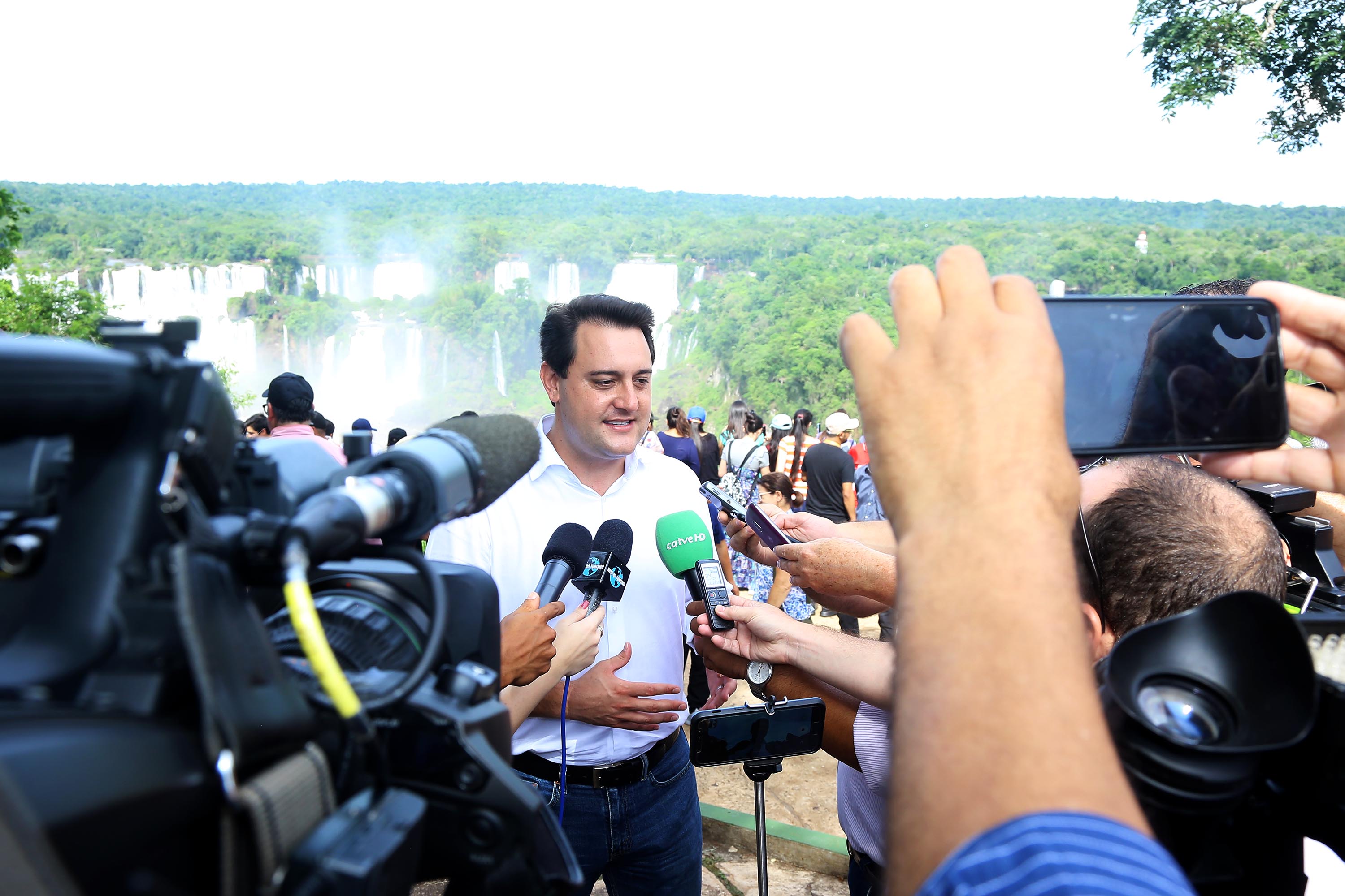 O governador Carlos Massa Ratinho Junior participou nesta quinta-feira (10), em Foz do Iguaçu, da solenidade em comemoração aos 80 anos do Parque Nacional do Iguaçu. Considerado uma das mais belas reservas ecológicas do mundo, o Parque Nacional do Iguaçu tem 225 mil hectares e é reconhecido pela Unesco como Patrimônio Natural da Humanidade. Foz do Iguaçu,10/01/2018 Foto:Jaelson Lucas / ANPr