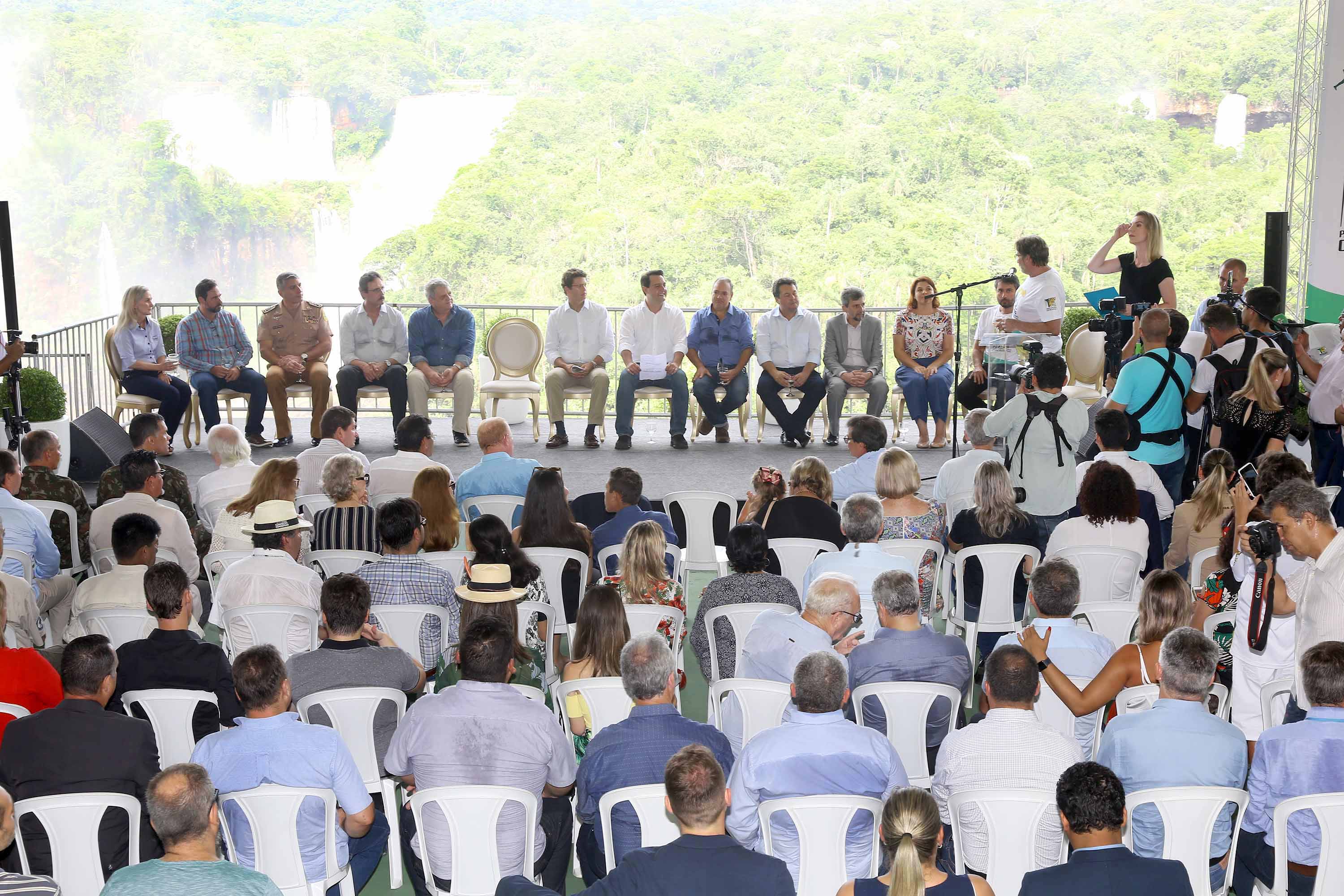 O governador Carlos Massa Ratinho Junior participou nesta quinta-feira (10), em Foz do Iguaçu, da solenidade em comemoração aos 80 anos do Parque Nacional do Iguaçu. Considerado uma das mais belas reservas ecológicas do mundo, o Parque Nacional do Iguaçu tem 225 mil hectares e é reconhecido pela Unesco como Patrimônio Natural da Humanidade. Foz do Iguaçu,10/01/2018 Foto:Jaelson Lucas / ANPr
