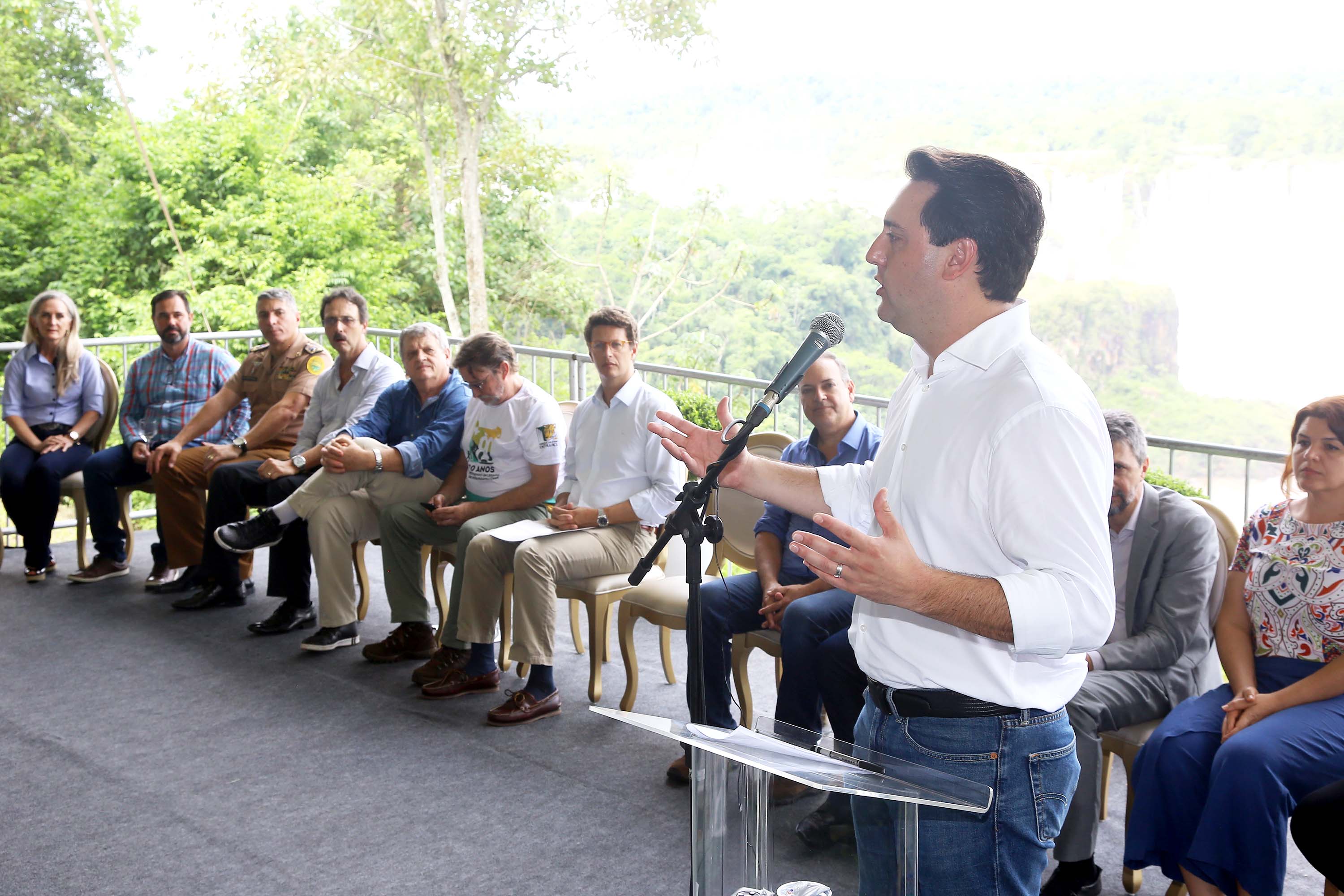 O governador Carlos Massa Ratinho Junior participou nesta quinta-feira (10), em Foz do Iguaçu, da solenidade em comemoração aos 80 anos do Parque Nacional do Iguaçu. Considerado uma das mais belas reservas ecológicas do mundo, o Parque Nacional do Iguaçu tem 225 mil hectares e é reconhecido pela Unesco como Patrimônio Natural da Humanidade. Foz do Iguaçu,10/01/2018 Foto:Jaelson Lucas / ANPr