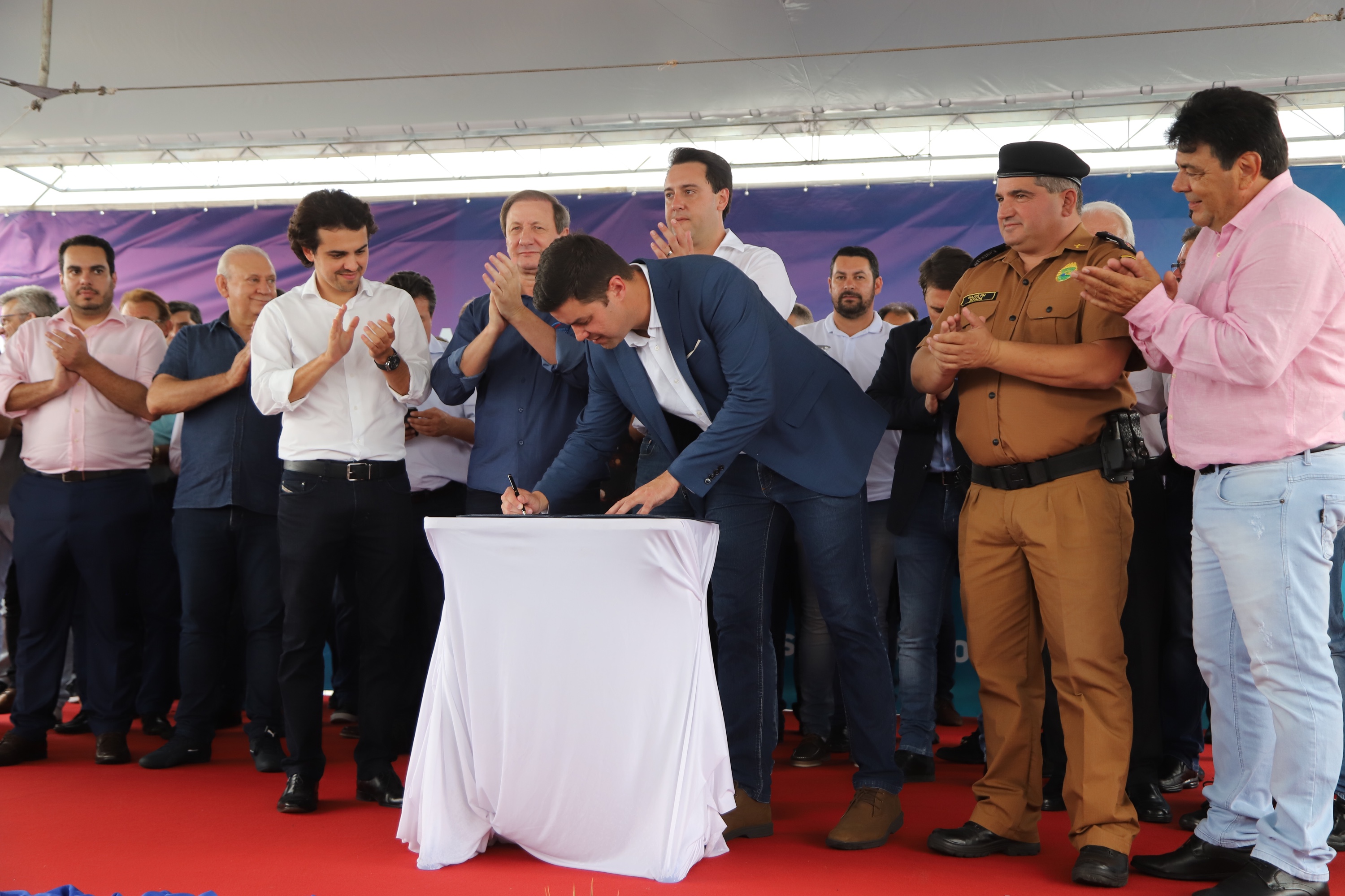 O governador Carlos Massa Ratinho Junior assinou nesta quinta-feira (10) o decreto que autoriza a implantação de um colégio da Polícia Militar do Paraná em Pato Branco. O decreto foi assinado na solenidade de inauguração do aeroporto municipal. A escola ficará na estrutura do Colégio La Salle, localizado em uma área central da cidade. - Pato Branco, 10/01/2019 - Foto: José Fernando Ogura/ANPr