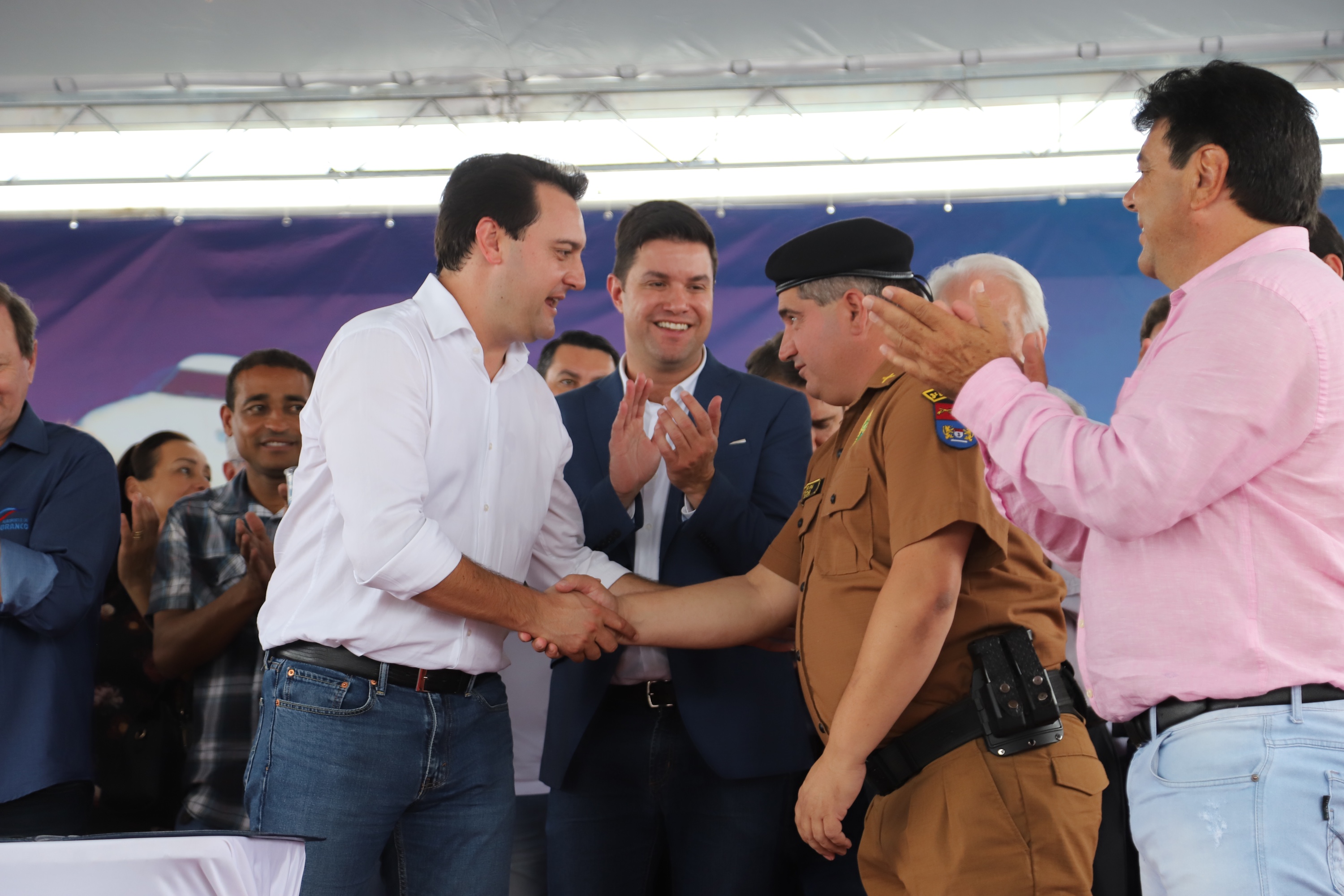 O governador Carlos Massa Ratinho Junior assinou nesta quinta-feira (10) o decreto que autoriza a implantação de um colégio da Polícia Militar do Paraná em Pato Branco. O decreto foi assinado na solenidade de inauguração do aeroporto municipal. A escola ficará na estrutura do Colégio La Salle, localizado em uma área central da cidade. - Pato Branco, 10/01/2019 - Foto: José Fernando Ogura/ANPr