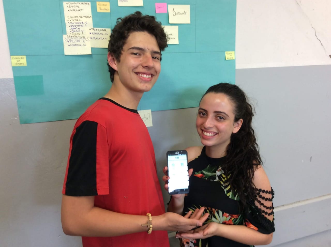 Um aplicativo que possibilite ter na palma da mão, gratuitamente, centenas de livros didáticos e de literatura de domínio público. Esse foi o projeto desenvolvido por estudantes do Colégio Estadual Primo Manfrinato, em Cianorte (no Noroeste do Paraná) como trabalho final das aulas de Educação Empreendedora oferecidas pela Secretaria de Estado da Educação e do Esporte em parceria com o Sebrae Paraná. - Foto: Emerson Tolentino
