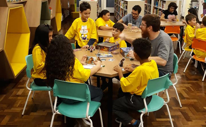 Biblioteca Pública do Paraná promove neste sábado (12) mais uma edição do Sábado Lúdico. O evento, mensal e gratuito, acontece na Seção Infantil, das 10h às 12h. Realizado no primeiro sábado de cada mês, o encontro é uma parceria entre a Seção Infantil e o grupo de RPG da Biblioteca.Foto: SEEC