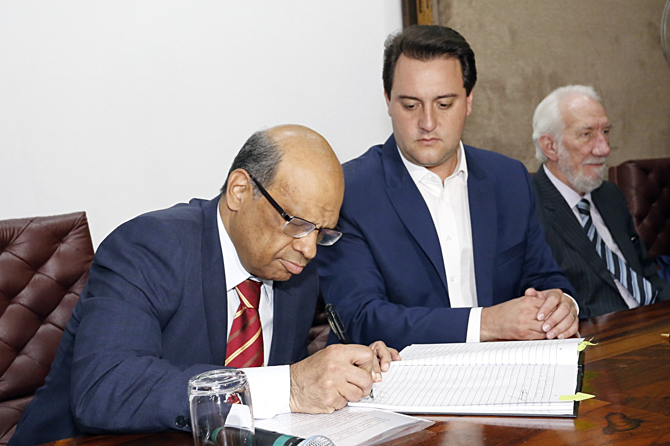 O governaador Carlos Massa Ratinho Júnior, participa da posse do secretário de Estado da Fazenda, Renê de Oliveira Garcia Junior. Foto: Arnaldo Alves/ANPr