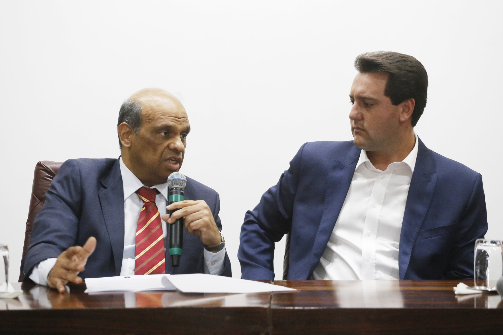 O governaador Carlos Massa Ratinho Júnior, participa da posse do secretário de Estado da Fazenda, Renê de Oliveira Garcia Junior. Foto: Arnaldo Alves/ANPr