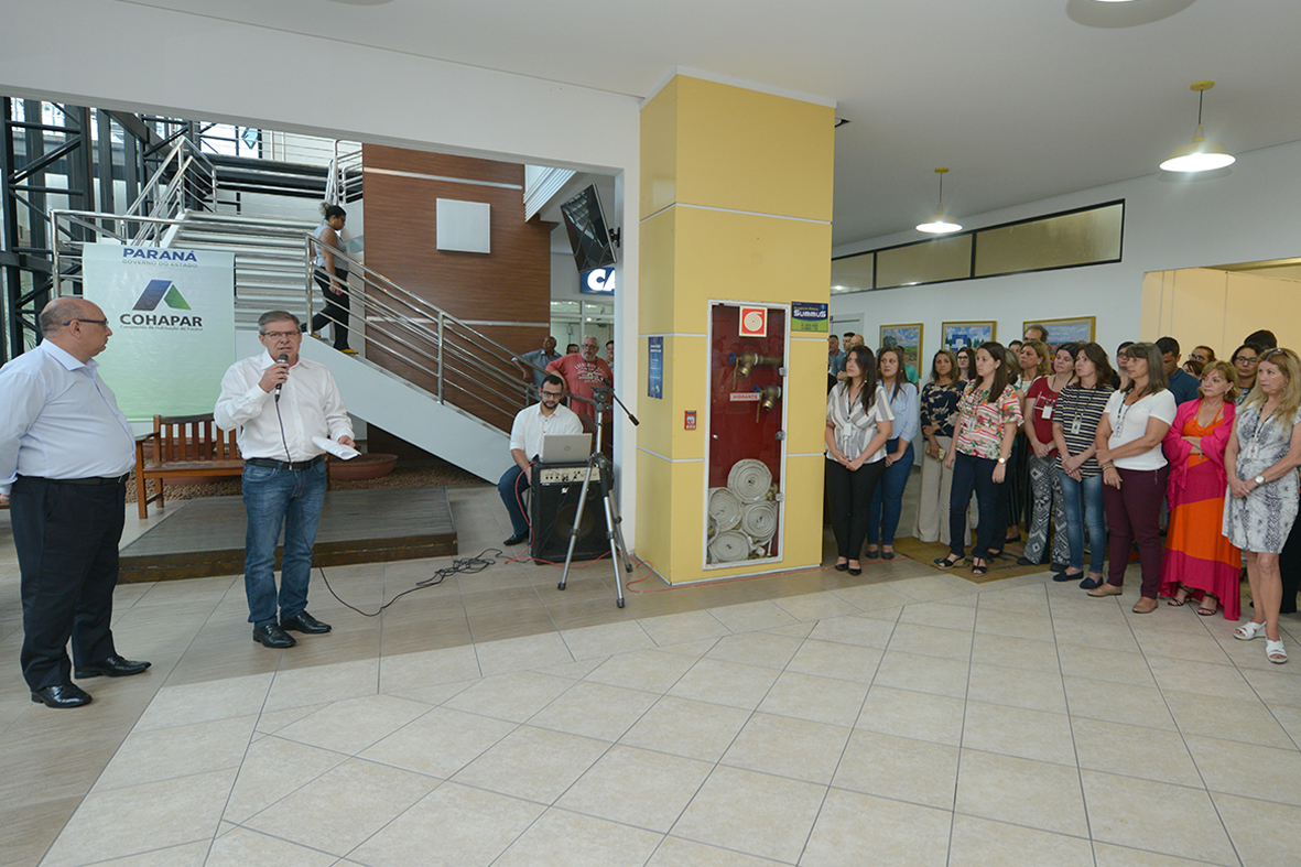 O presidente da Companhia de Habitação do Paraná (Cohapar), Jorge Lange, realizou a primeira reunião trabalho com os funcionários da empresa nesta segunda-feira (14). A assinatura do termo de posse aconteceu na última sexta-feira (11), após a indicação do governador Carlos Massa Ratinho Junior ter sido aprovada pelo Conselho de Administração da companhia.  Curitiba, 14/01/2019  -  Foto: Cohapar
