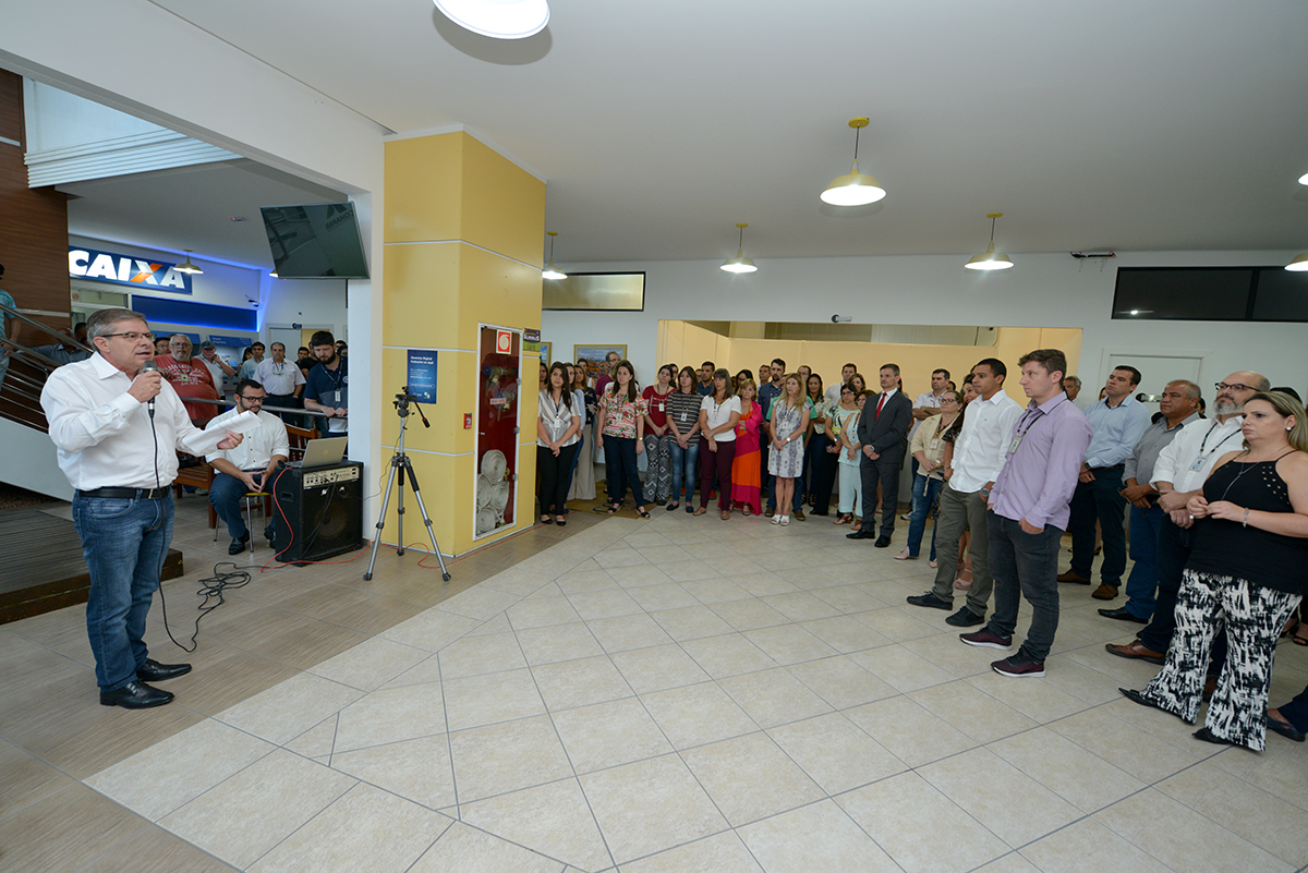 O presidente da Companhia de Habitação do Paraná (Cohapar), Jorge Lange, realizou a primeira reunião trabalho com os funcionários da empresa nesta segunda-feira (14). A assinatura do termo de posse aconteceu na última sexta-feira (11), após a indicação do governador Carlos Massa Ratinho Junior ter sido aprovada pelo Conselho de Administração da companhia.  Curitiba, 14/01/2019  -  Foto: Cohapar