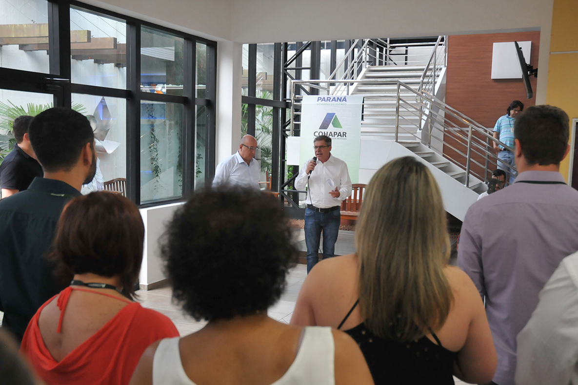O presidente da Companhia de Habitação do Paraná (Cohapar), Jorge Lange, realizou a primeira reunião trabalho com os funcionários da empresa nesta segunda-feira (14). A assinatura do termo de posse aconteceu na última sexta-feira (11), após a indicação do governador Carlos Massa Ratinho Junior ter sido aprovada pelo Conselho de Administração da companhia.  Curitiba, 14/01/2019  -  Foto: Cohapar