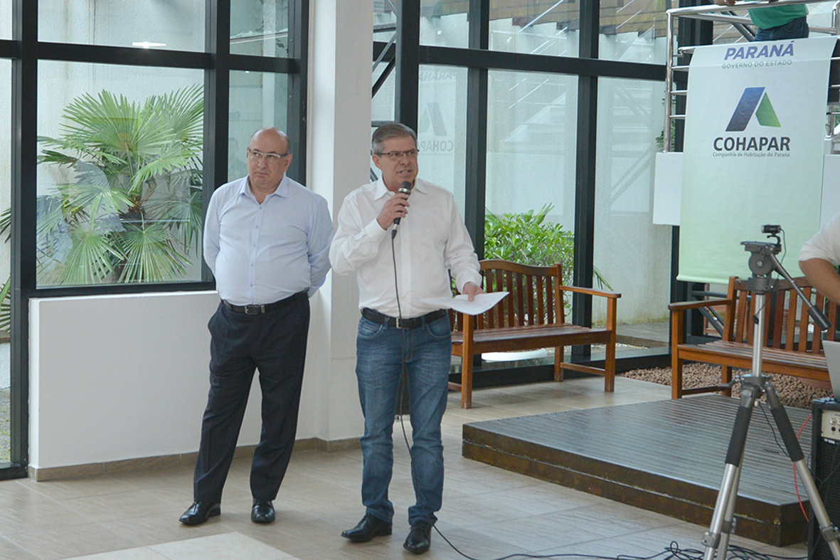 O presidente da Companhia de Habitação do Paraná (Cohapar), Jorge Lange, realizou a primeira reunião trabalho com os funcionários da empresa nesta segunda-feira (14). A assinatura do termo de posse aconteceu na última sexta-feira (11), após a indicação do governador Carlos Massa Ratinho Junior ter sido aprovada pelo Conselho de Administração da companhia.  Curitiba, 14/01/2019  -  Foto: Cohapar