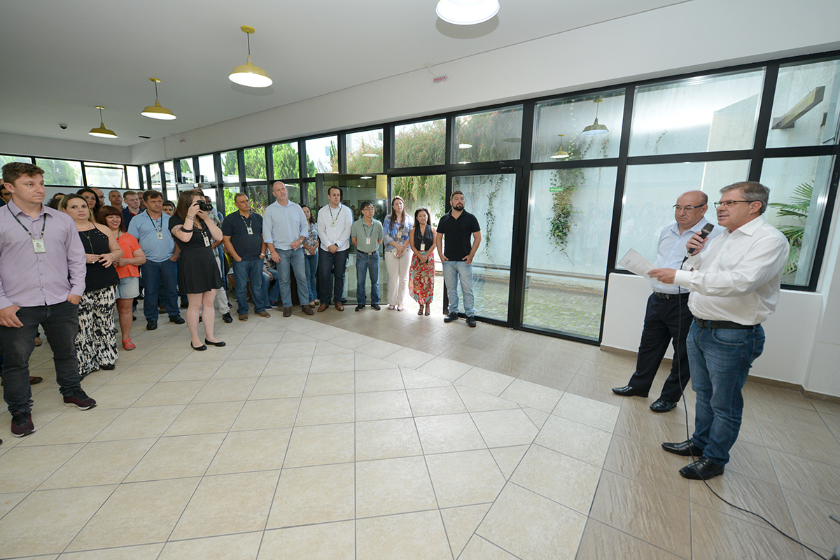 O presidente da Companhia de Habitação do Paraná (Cohapar), Jorge Lange, realizou a primeira reunião trabalho com os funcionários da empresa nesta segunda-feira (14). A assinatura do termo de posse aconteceu na última sexta-feira (11), após a indicação do governador Carlos Massa Ratinho Junior ter sido aprovada pelo Conselho de Administração da companhia.  Curitiba, 14/01/2019  -  Foto: Cohapar