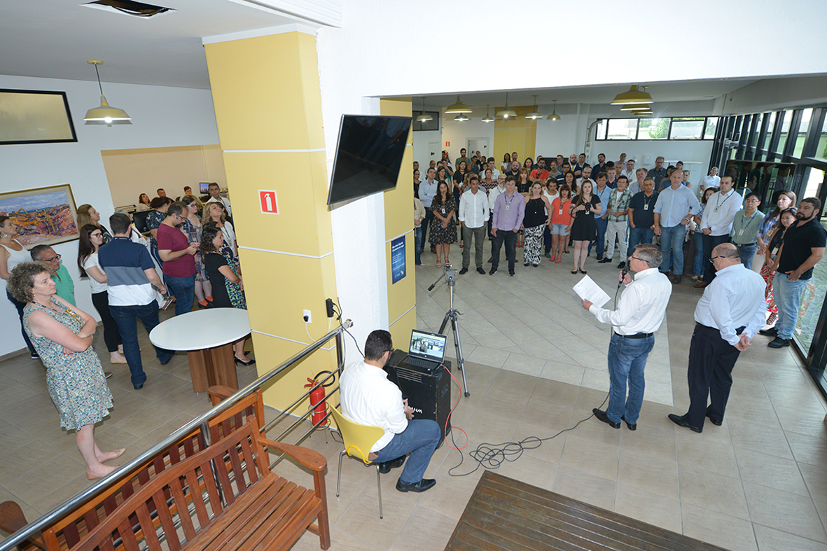O presidente da Companhia de Habitação do Paraná (Cohapar), Jorge Lange, realizou a primeira reunião trabalho com os funcionários da empresa nesta segunda-feira (14). A assinatura do termo de posse aconteceu na última sexta-feira (11), após a indicação do governador Carlos Massa Ratinho Junior ter sido aprovada pelo Conselho de Administração da companhia.  Curitiba, 14/01/2019  -  Foto: Cohapar