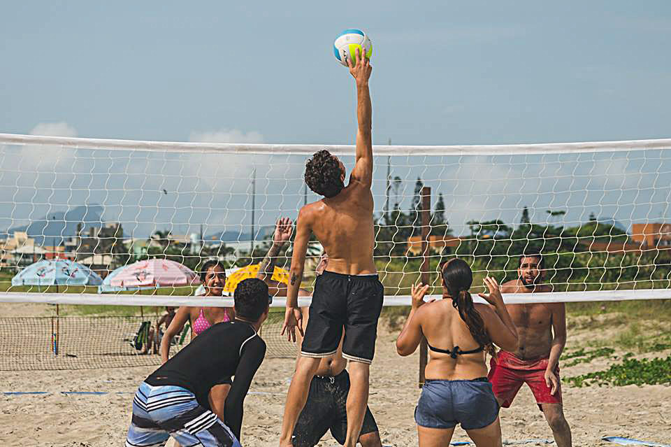 As equipes da Superintendência de Esporte do Paraná fizeram 17.079 atendimentos nas praias do Paraná, em apenas três, de sexta-feira a domingo (11 a 13). Veranistas e moradores locais participaram das atividades esportivas e recreativas ofertadas nos quatro postos fixos nas praias de Shangri-Lá, Ipanema, Praia de Leste e Caiobá, além do posto itinerante em Guaratuba. - Curitiba, 15/01/2019 - Foto: Divulgação