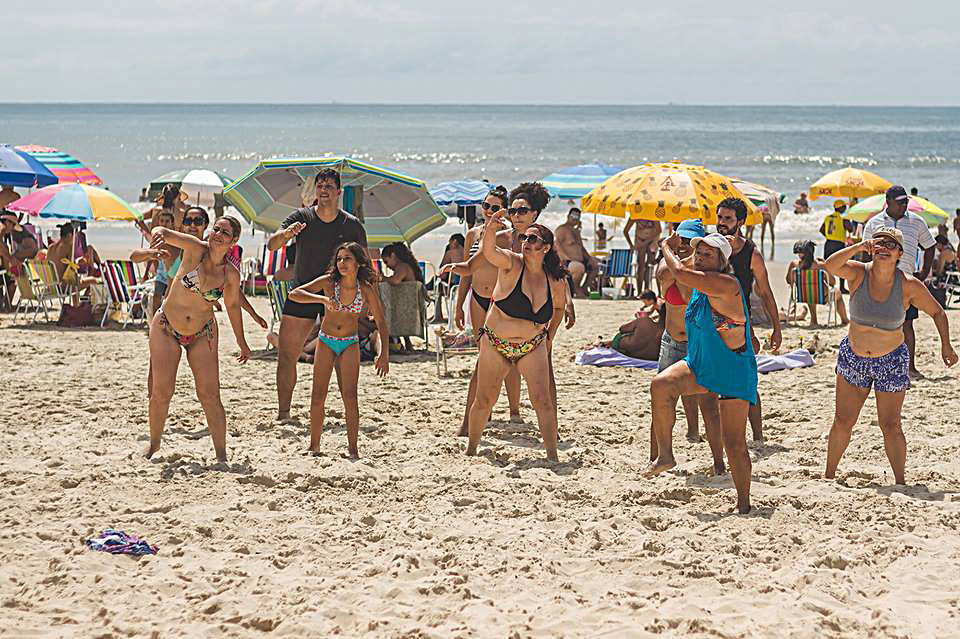 As equipes da Superintendência de Esporte do Paraná fizeram 17.079 atendimentos nas praias do Paraná, em apenas três, de sexta-feira a domingo (11 a 13). Veranistas e moradores locais participaram das atividades esportivas e recreativas ofertadas nos quatro postos fixos nas praias de Shangri-Lá, Ipanema, Praia de Leste e Caiobá, além do posto itinerante em Guaratuba. - Curitiba, 15/01/2019 - Foto: Divulgação