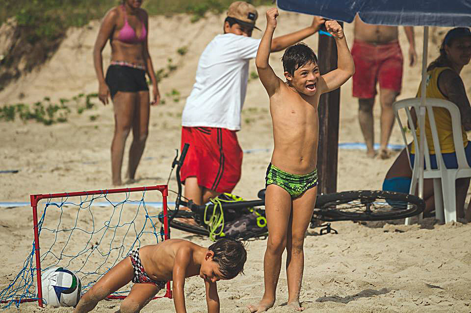 As equipes da Superintendência de Esporte do Paraná fizeram 17.079 atendimentos nas praias do Paraná, em apenas três, de sexta-feira a domingo (11 a 13). Veranistas e moradores locais participaram das atividades esportivas e recreativas ofertadas nos quatro postos fixos nas praias de Shangri-Lá, Ipanema, Praia de Leste e Caiobá, além do posto itinerante em Guaratuba. - Curitiba, 15/01/2019 - Foto: Divulgação