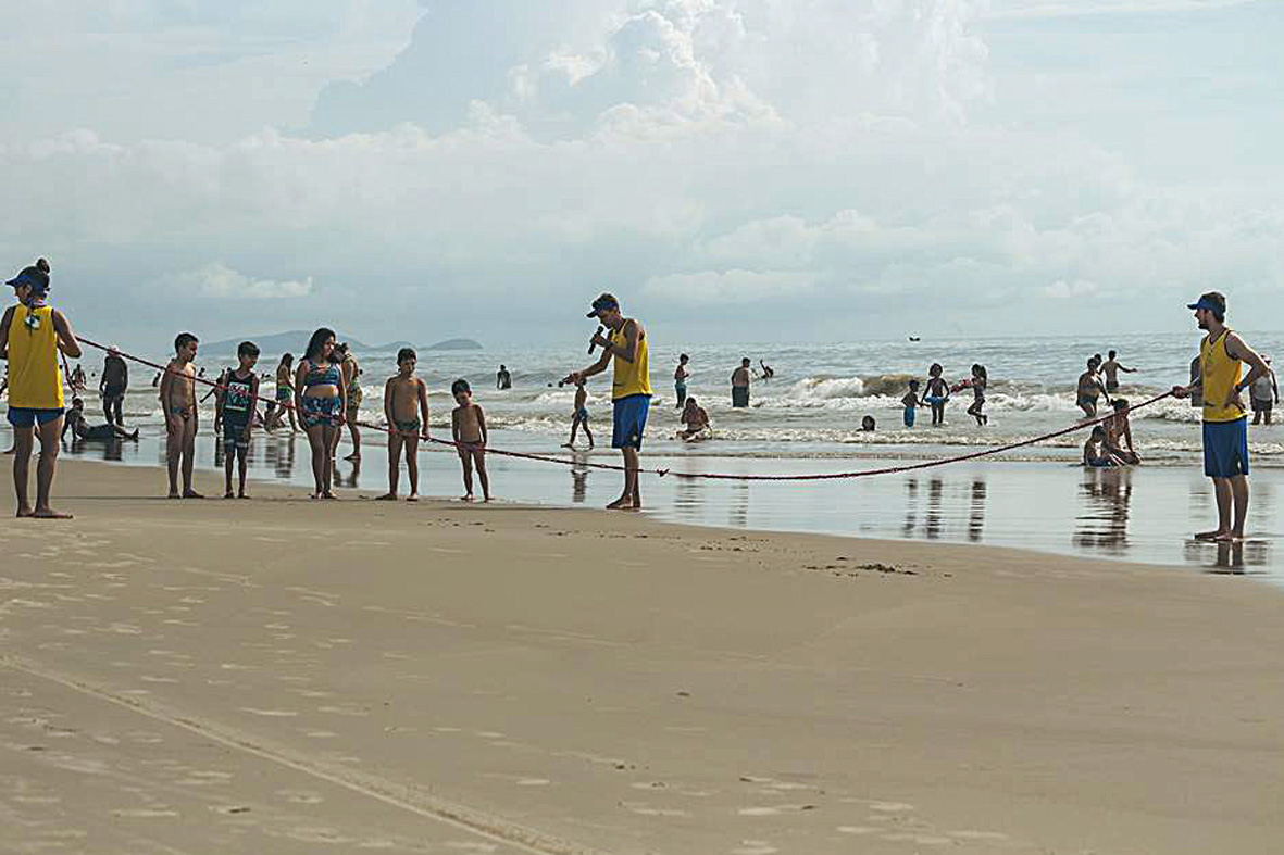 As equipes da Superintendência de Esporte do Paraná fizeram 17.079 atendimentos nas praias do Paraná, em apenas três, de sexta-feira a domingo (11 a 13). Veranistas e moradores locais participaram das atividades esportivas e recreativas ofertadas nos quatro postos fixos nas praias de Shangri-Lá, Ipanema, Praia de Leste e Caiobá, além do posto itinerante em Guaratuba. - Curitiba, 15/01/2019 - Foto: Divulgação