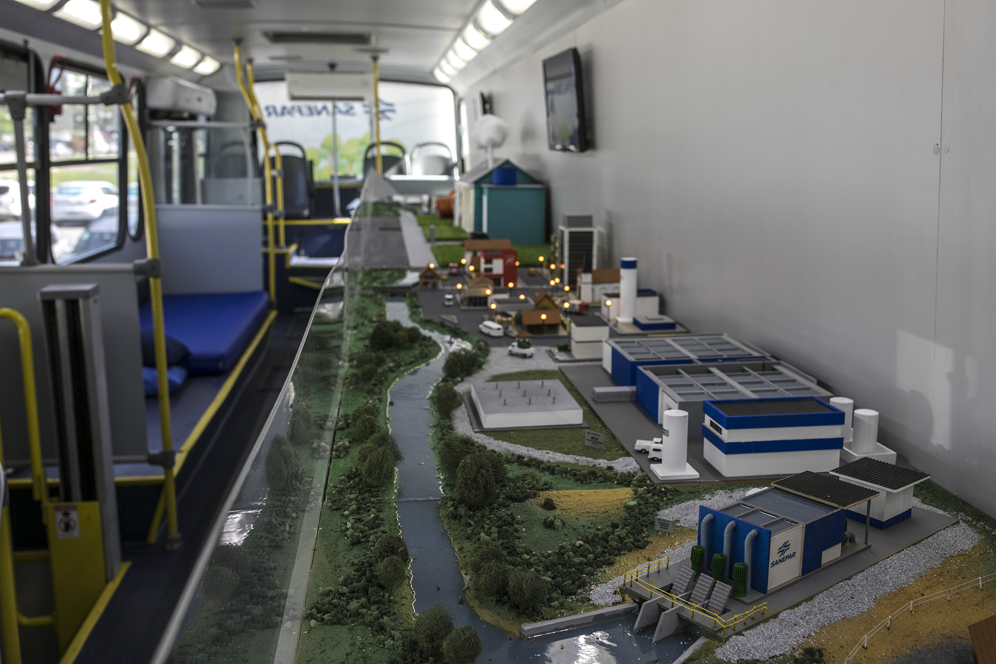 O ônibus de educação socioambiental da Sanepar estará percorrendo os municípios da Costa Oeste do Paraná neste verão. Em Santa Helena, a parada será na praça central, próximo à Prefeitura, entre os dias 16 e 18 e entre 23 e 25 de janeiro. - Verão Paraná, 15/01/2019 - Foto: Divulgação Sanepar