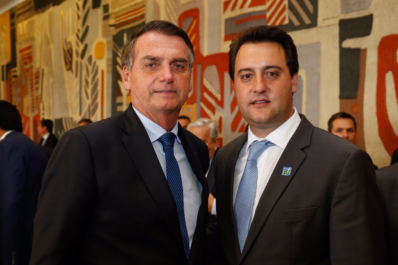 O governador Carlos Massa Ratinho Junior defendeu nesta quarta-feira (16) que o Brasil deve retomar o projeto do corredor bioceânico ligando o Porto de Paranaguá ao porto de Antofagasta, no Chile, com passagem por Paraguai e Argentina. O assunto foi tratado com o presidente Jair Bolsonaro durante recepção ao presidente argentino Maurício Macri, no Palácio do Planalto, em Brasília. - Brasília, 16/01/2019 - Foto: Dvulgação ANPr