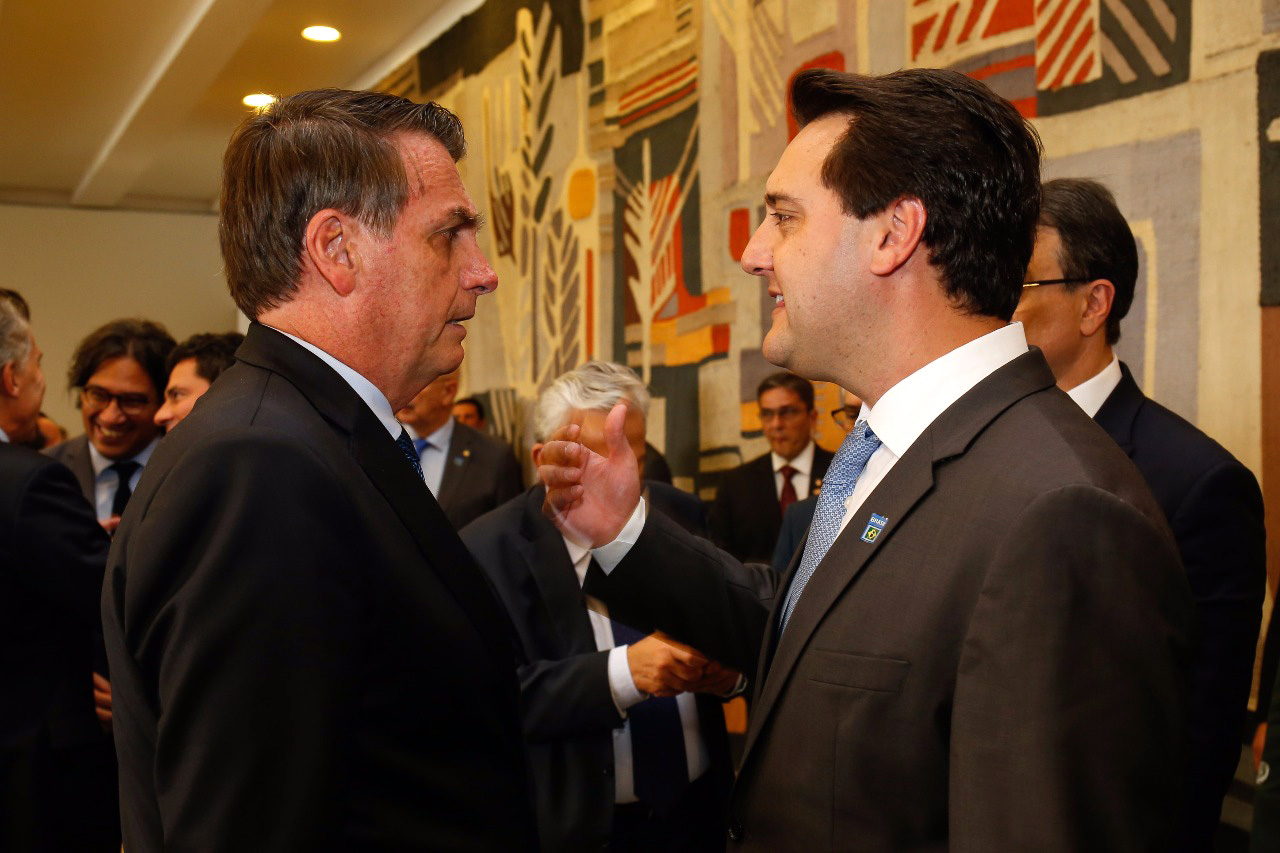 O governador Carlos Massa Ratinho Junior defendeu nesta quarta-feira (16) que o Brasil deve retomar o projeto do corredor bioceânico ligando o Porto de Paranaguá ao porto de Antofagasta, no Chile, com passagem por Paraguai e Argentina. O assunto foi tratado com o presidente Jair Bolsonaro durante recepção ao presidente argentino Maurício Macri, no Palácio do Planalto, em Brasília. - Brasília, 16/01/2019 - Foto: Dvulgação ANPr
