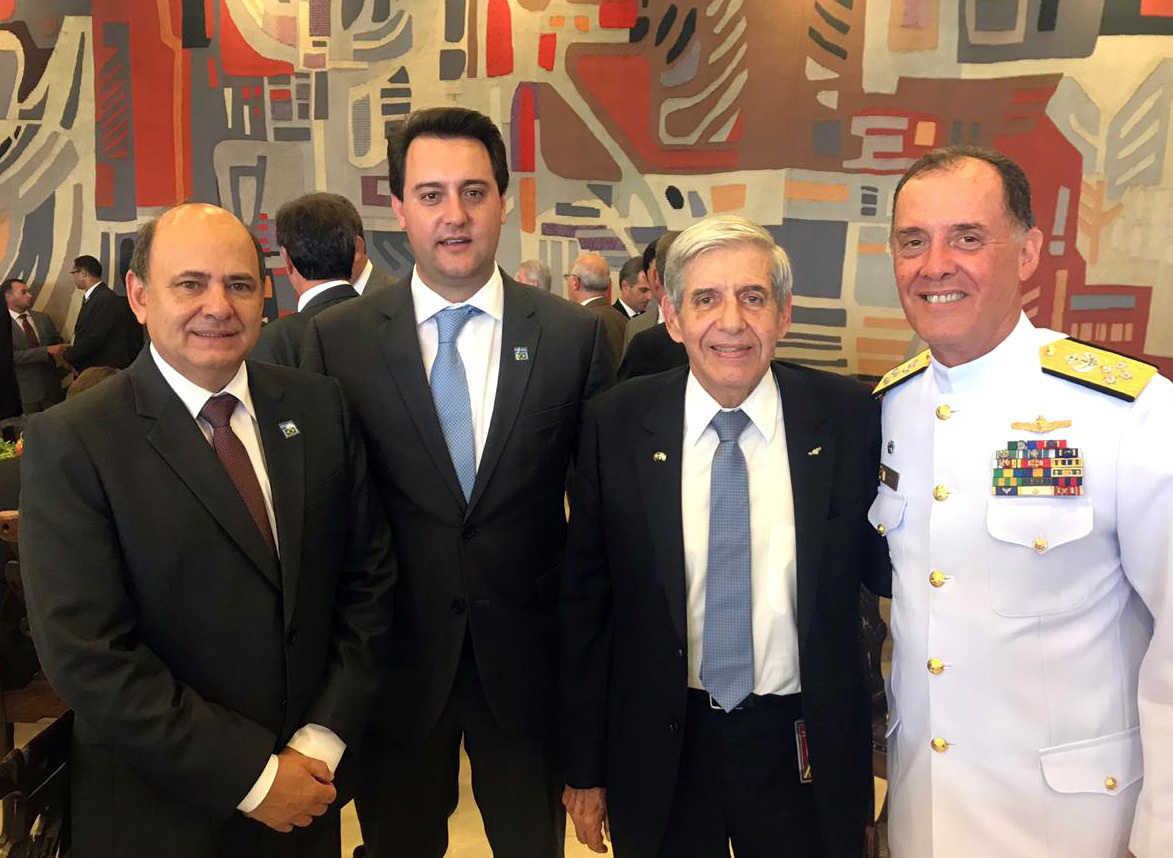 O governador Carlos Massa Ratinho Junior defendeu nesta quarta-feira (16) que o Brasil deve retomar o projeto do corredor bioceânico ligando o Porto de Paranaguá ao porto de Antofagasta, no Chile, com passagem por Paraguai e Argentina. O assunto foi tratado com o presidente Jair Bolsonaro durante recepção ao presidente argentino Maurício Macri, no Palácio do Planalto, em Brasília. - Brasília, 16/01/2019 - Foto: Dvulgação ANPr