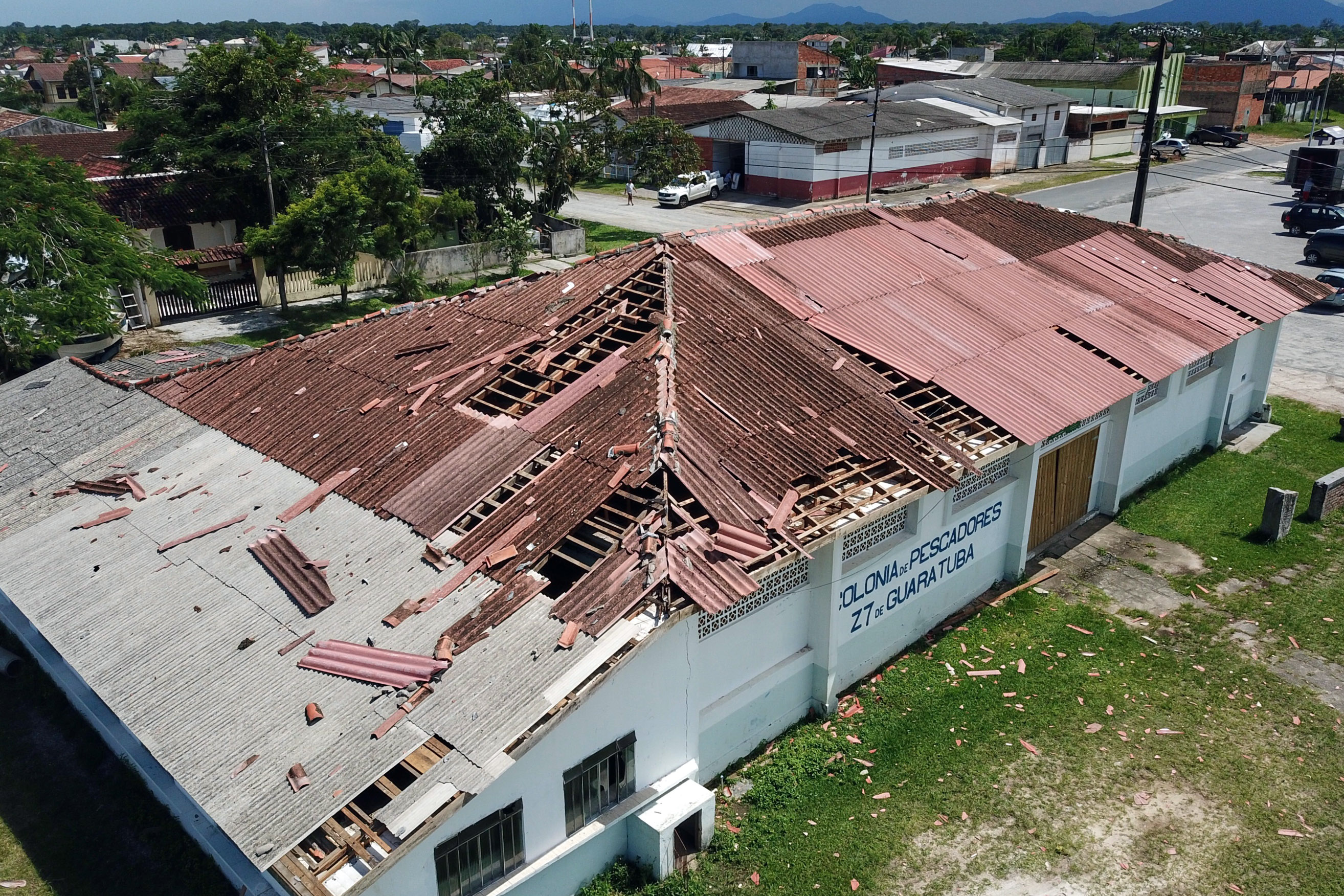 O secretário de Estado de Segurança Pública, Luiz Carbonell, esteve em Guaratuba, no Litoral do Paraná, nesta quinta-feira (17) para avaliar os estragos causados pelo temporal que atingiu a região na quarta-feira e confirmar ações de apoio às pessoas afetadas. - Guaratuba, 17/01/2019 - Foto: José Fernando Ogura/ANPr