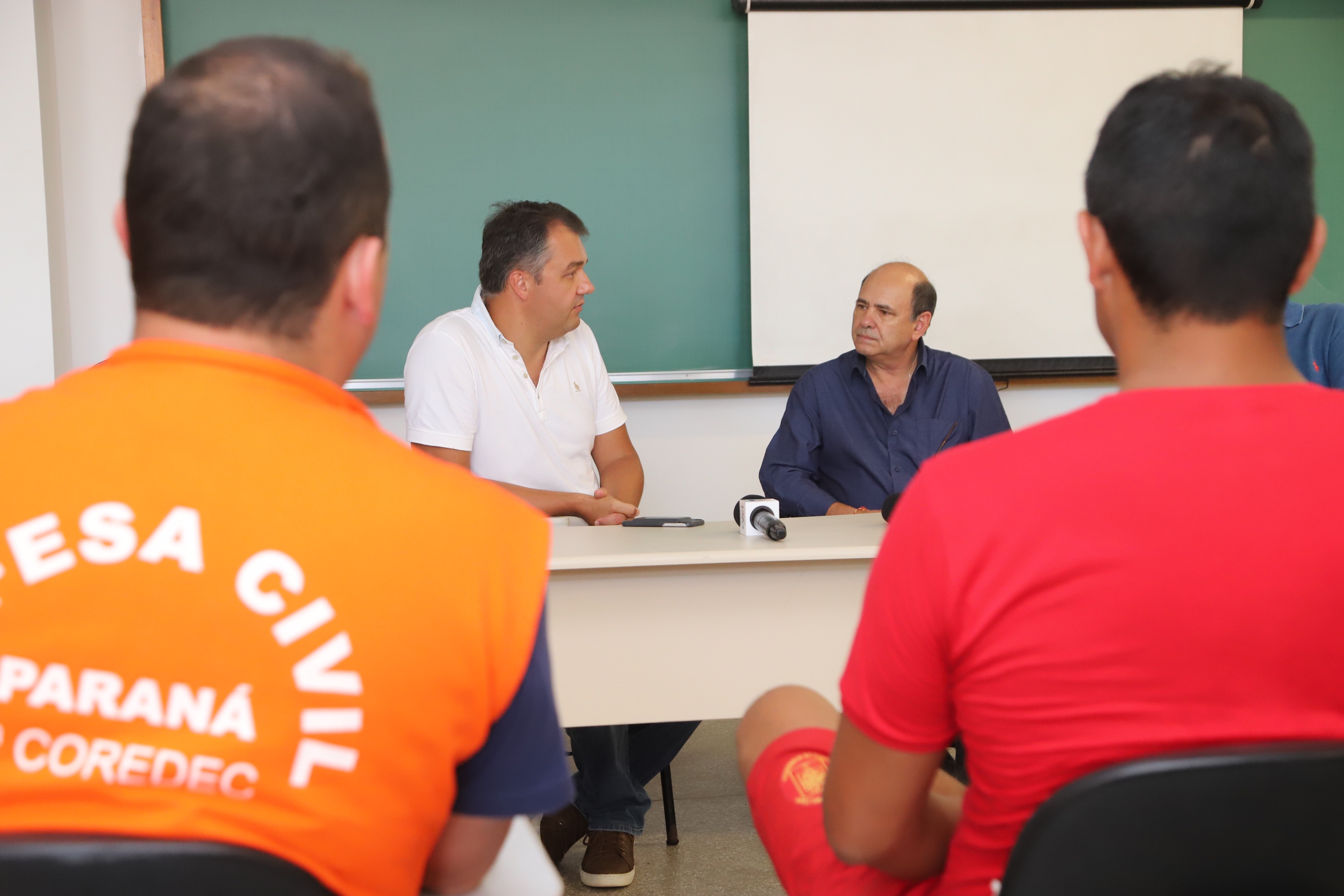 O secretário de Estado de Segurança Pública, Luiz Carbonell, esteve em Guaratuba, no Litoral do Paraná, nesta quinta-feira (17) para avaliar os estragos causados pelo temporal que atingiu a região na quarta-feira e confirmar ações de apoio às pessoas afetadas. - Guaratuba, 17/01/2019 - Foto: José Fernando Ogura/ANPr