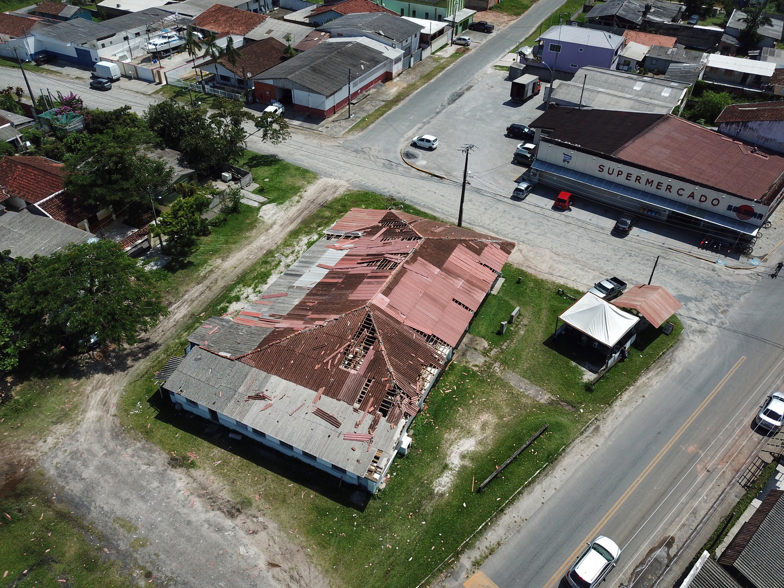 O secretário de Estado de Segurança Pública, Luiz Carbonell, esteve em Guaratuba, no Litoral do Paraná, nesta quinta-feira (17) para avaliar os estragos causados pelo temporal que atingiu a região na quarta-feira e confirmar ações de apoio às pessoas afetadas. - Guaratuba, 17/01/2019 - Foto: José Fernando Ogura/ANPr