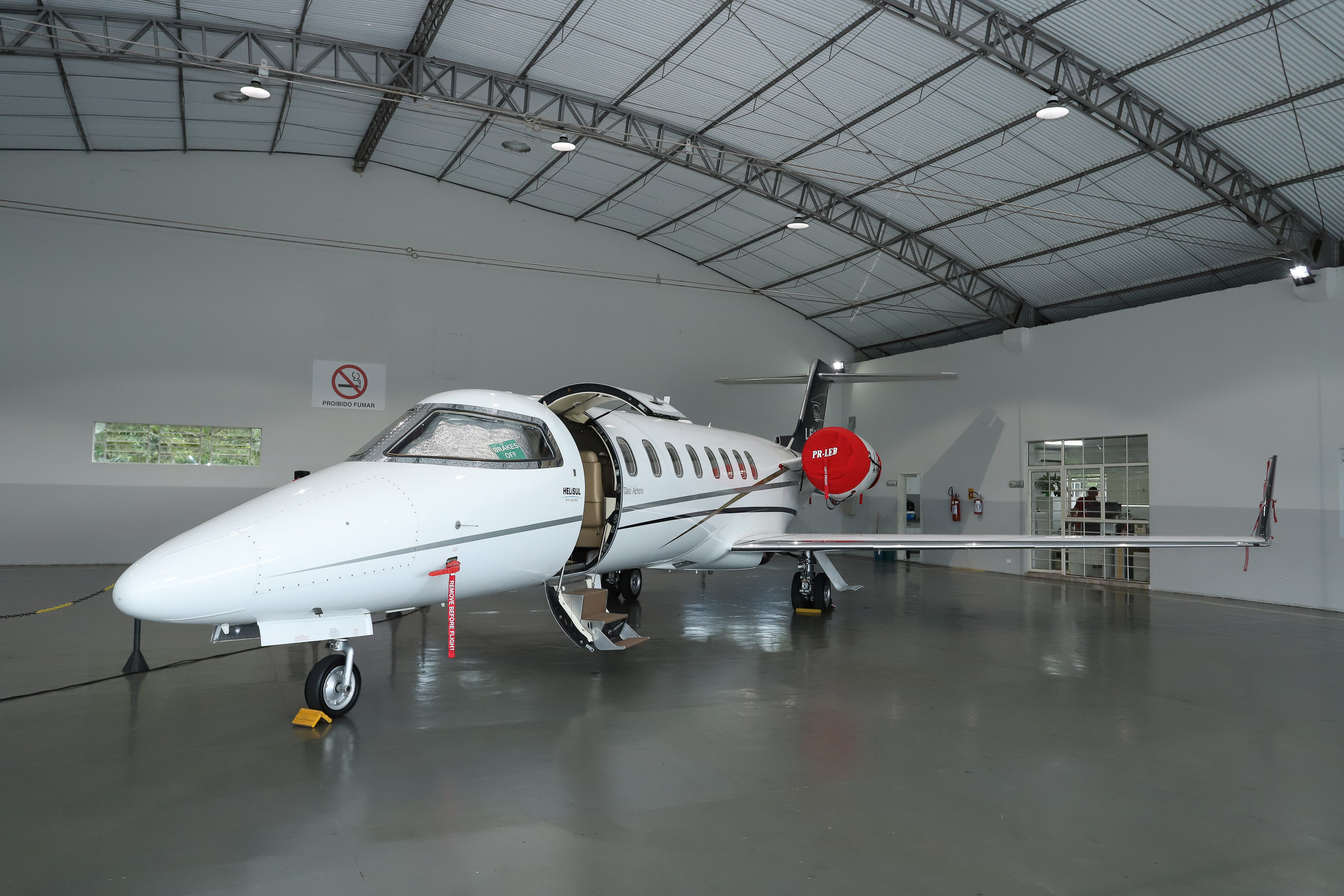 O governador Carlos Massa Ratinho Junior entregou nesta quinta-feira (17) a aeronave que ficava à disposição do poder executivo e ficava baseada em um hangar no Aeroporto do Bacacheri. O término do uso do avião vai gerar uma economia de R$ 4,5 milhões por ano aos cofres públicos. - Curitiba, 17/01/2019 - Foto: Rodrigo Félix Leal