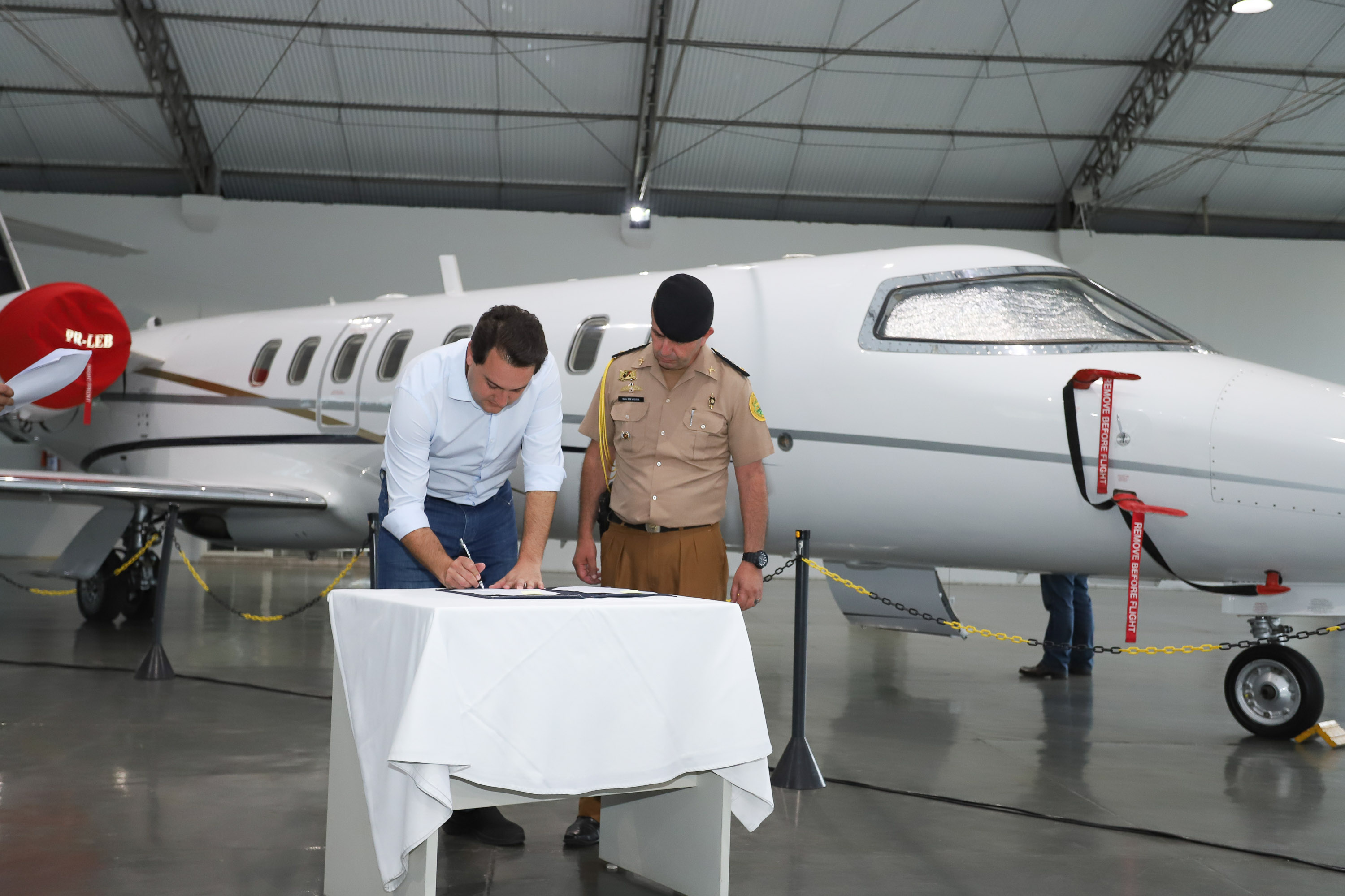 O governador Carlos Massa Ratinho Junior entregou nesta quinta-feira (17) a aeronave que ficava à disposição do poder executivo e ficava baseada em um hangar no Aeroporto do Bacacheri. O término do uso do avião vai gerar uma economia de R$ 4,5 milhões por ano aos cofres públicos. - Curitiba, 17/01/2019 - Foto: Rodrigo Félix Leal