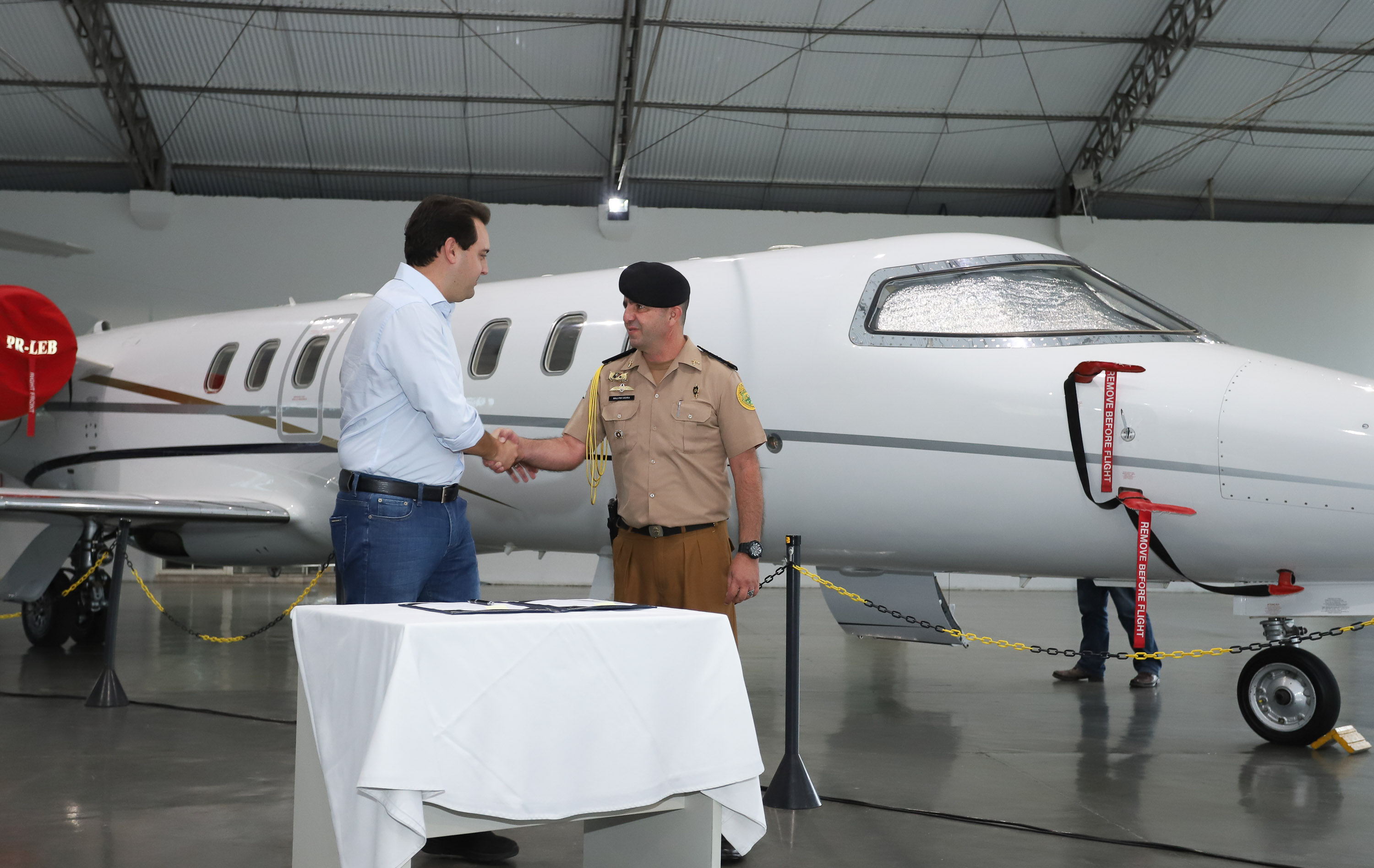 O governador Carlos Massa Ratinho Junior entregou nesta quinta-feira (17) a aeronave que ficava à disposição do poder executivo e ficava baseada em um hangar no Aeroporto do Bacacheri. O término do uso do avião vai gerar uma economia de R$ 4,5 milhões por ano aos cofres públicos. - Curitiba, 17/01/2019 - Foto: Rodrigo Félix Leal