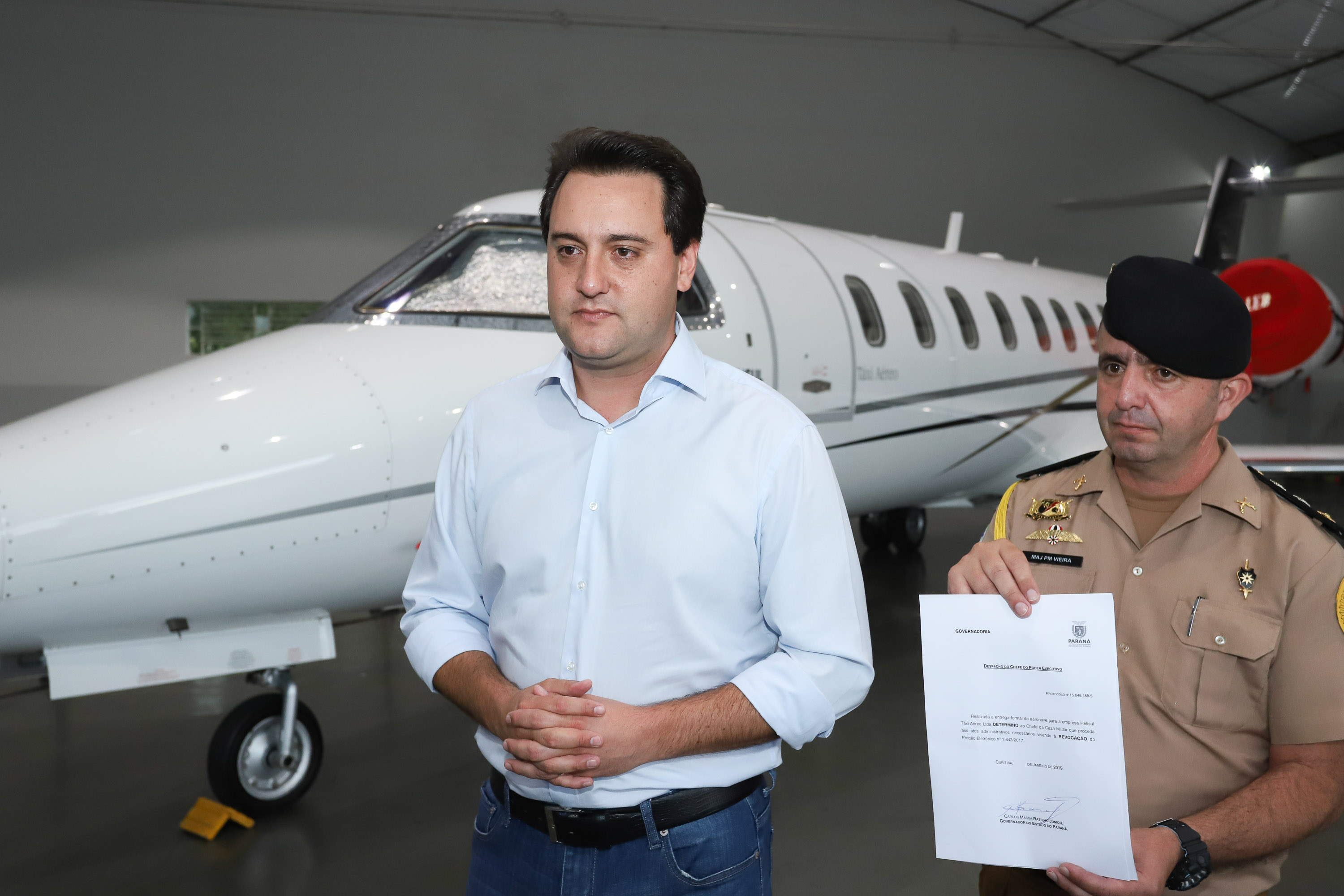 O governador Carlos Massa Ratinho Junior entregou nesta quinta-feira (17) a aeronave que ficava à disposição do poder executivo e ficava baseada em um hangar no Aeroporto do Bacacheri. O término do uso do avião vai gerar uma economia de R$ 4,5 milhões por ano aos cofres públicos. - Curitiba, 17/01/2019 - Foto: Rodrigo Félix Leal