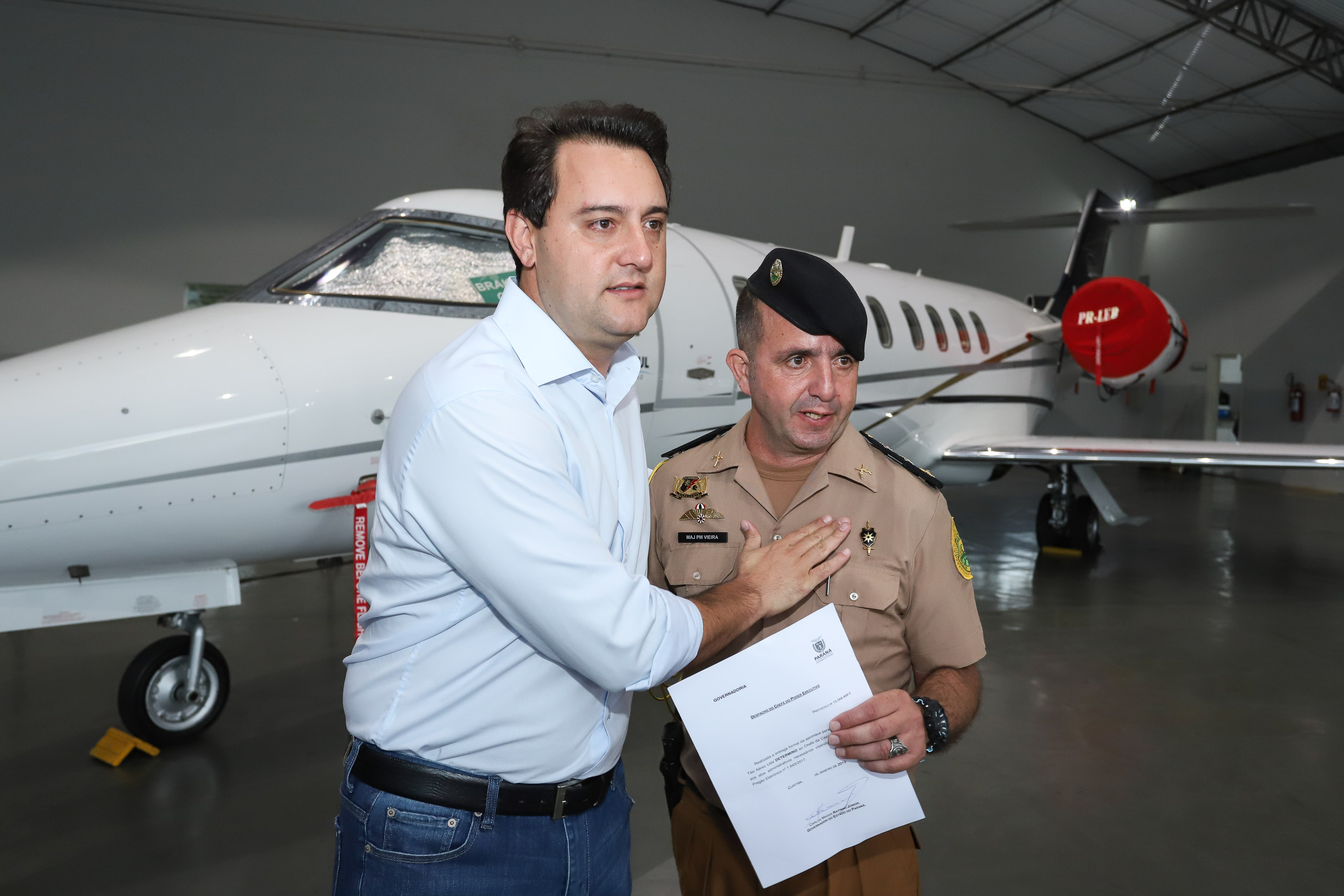 O governador Carlos Massa Ratinho Junior entregou nesta quinta-feira (17) a aeronave que ficava à disposição do poder executivo e ficava baseada em um hangar no Aeroporto do Bacacheri. O término do uso do avião vai gerar uma economia de R$ 4,5 milhões por ano aos cofres públicos. - Curitiba, 17/01/2019 - Foto: Rodrigo Félix Leal