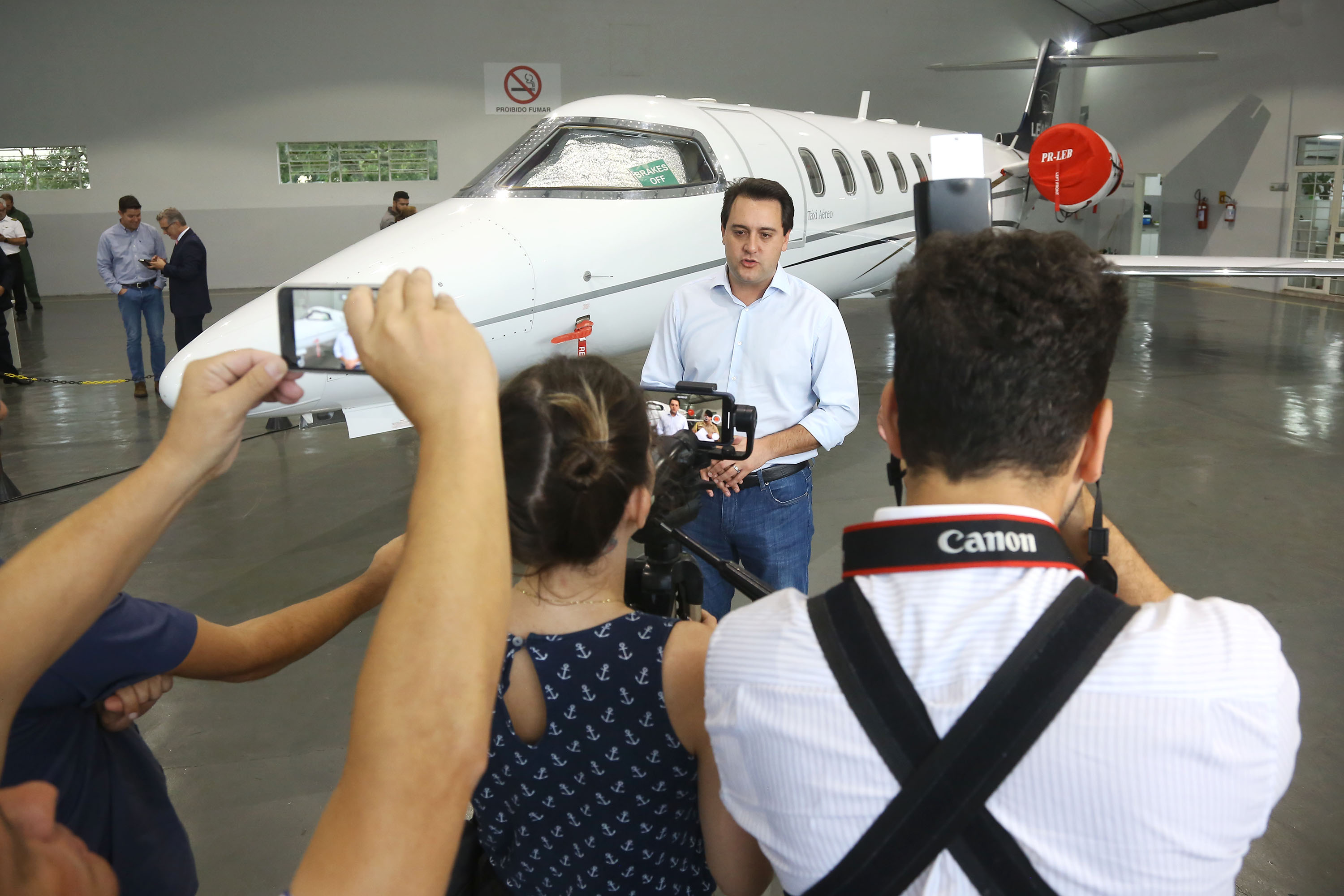 O governador Carlos Massa Ratinho Junior entregou nesta quinta-feira (17) a aeronave que ficava à disposição do poder executivo e ficava baseada em um hangar no Aeroporto do Bacacheri. O término do uso do avião vai gerar uma economia de R$ 4,5 milhões por ano aos cofres públicos. - Curitiba, 17/01/2019 - Foto: Jaelson Lucas/ANPr