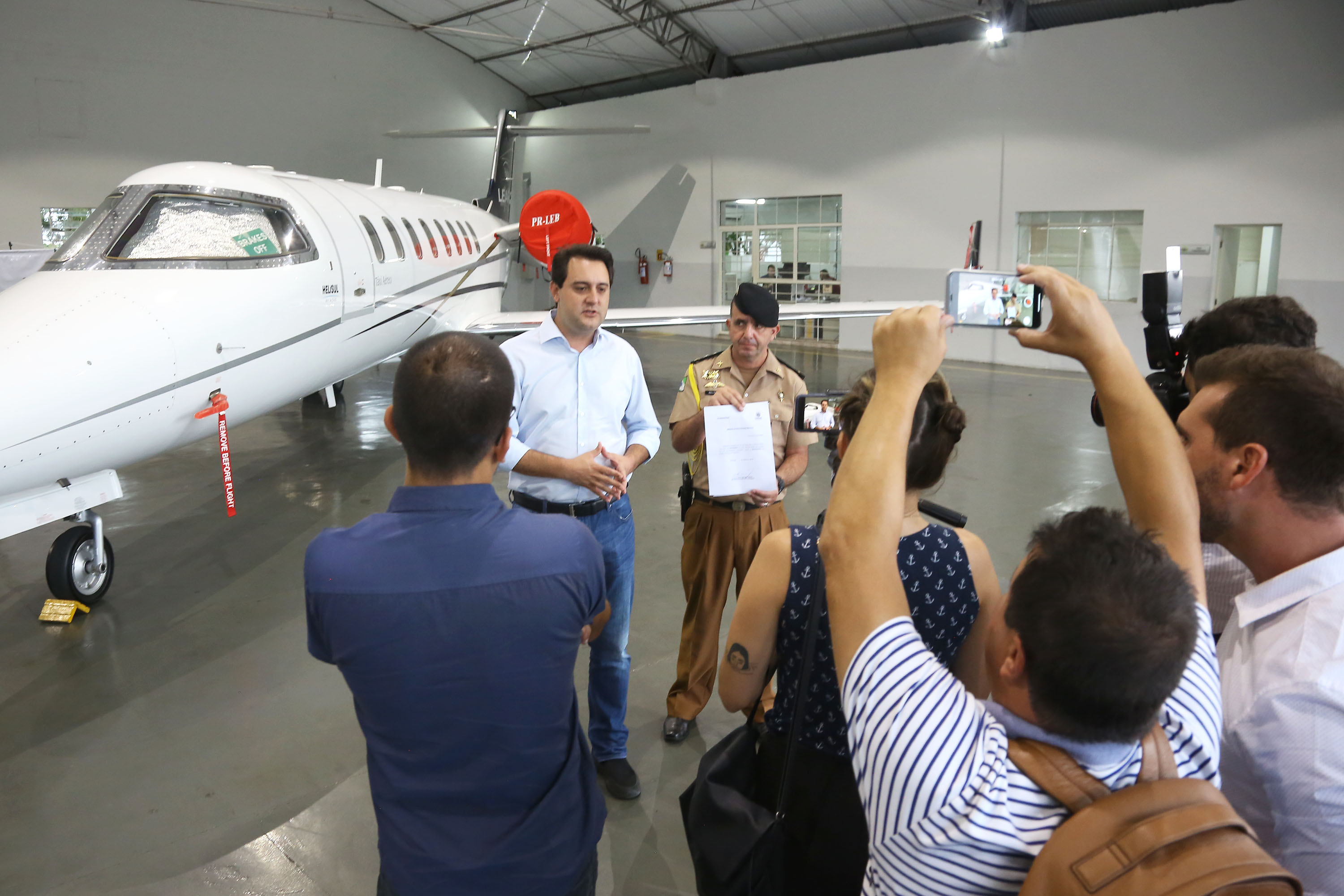 O governador Carlos Massa Ratinho Junior entregou nesta quinta-feira (17) a aeronave que ficava à disposição do poder executivo e ficava baseada em um hangar no Aeroporto do Bacacheri. O término do uso do avião vai gerar uma economia de R$ 4,5 milhões por ano aos cofres públicos. - Curitiba, 17/01/2019 - Foto: Jaelson Lucas/ANPr