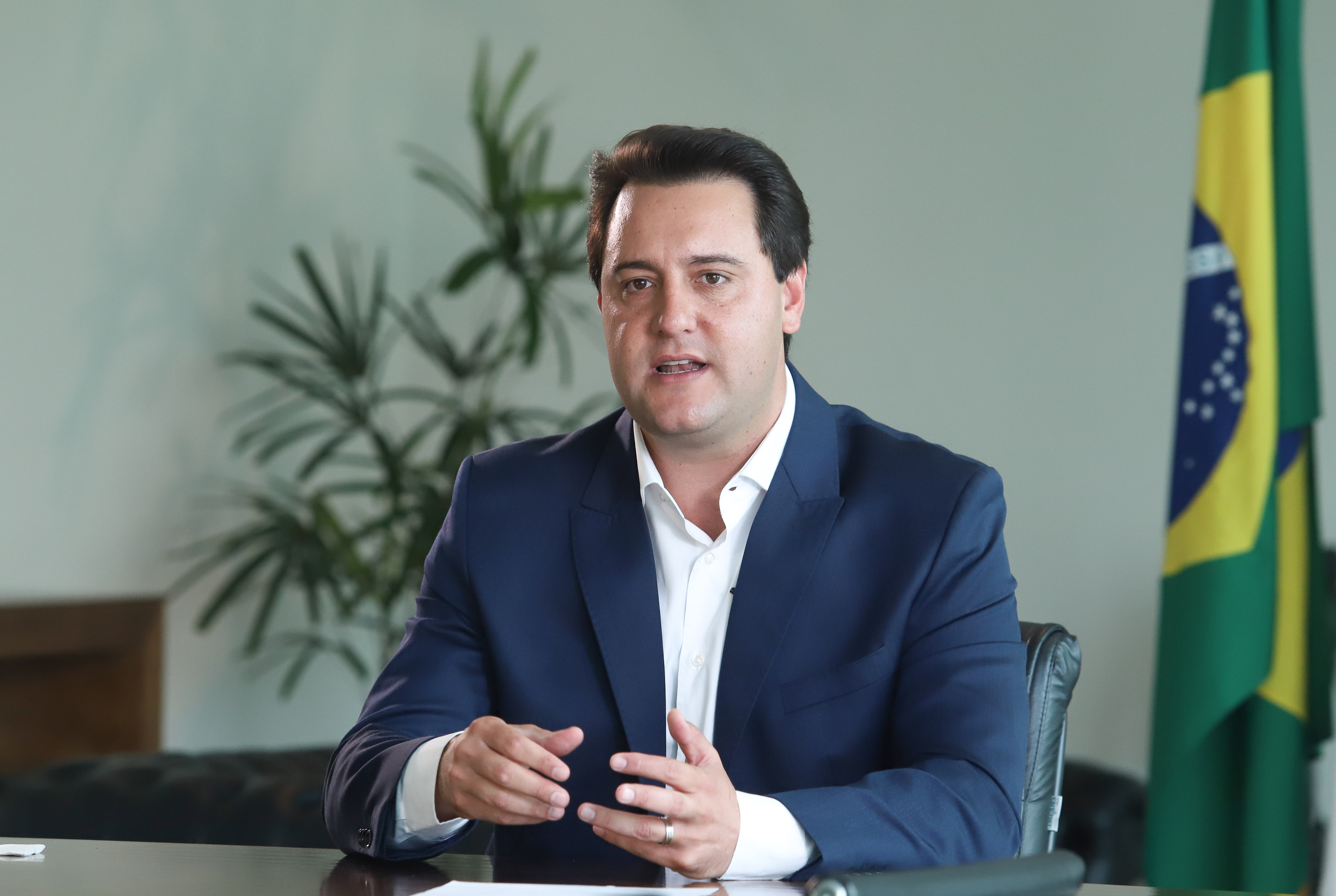 O governador Carlos Massa Ratinho Junior disse nesta sexta-feira (18), em entrevista à GloboNews, que vai estruturar a segurança pública do Paraná com maior presença de policiais e integração das polícias. "Segurança pública se faz de duas maneiras: com presença física e tecnologia. Vamos aliar as duas", afirmou. - Curitiba, 18/01/2019 - Foto: Rodrigo Félix Leal