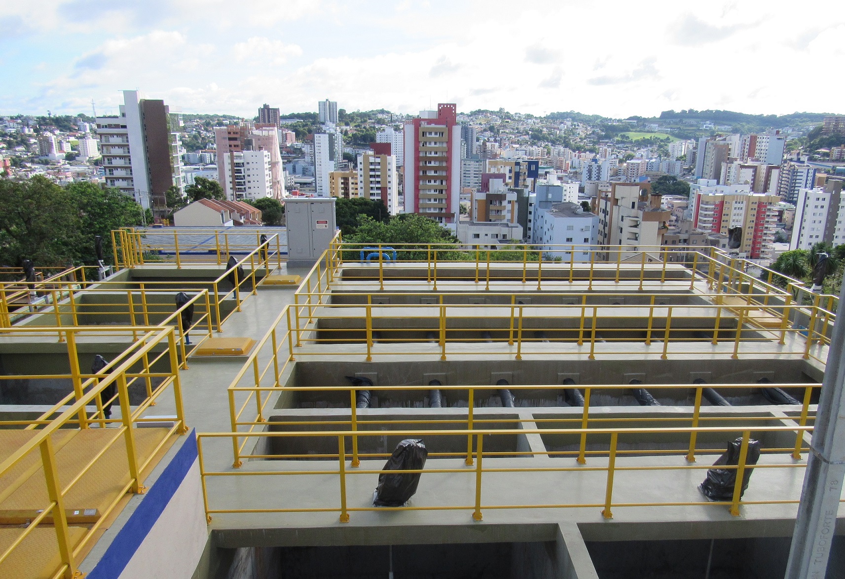 Sanepar investe R$ 40 milhões no abastecimento de Pato Branco. A estação vai tratar 22,8 milhões de litros de água e o sistema vai ter capacidade ampliada para armazenar 13,9 milhões de litros . Na foto, ampliação da estação de tratamento de água vai garantir a produção de 265 litros de água por segundo. - Pato Branco, 21/01/2019 - Foto: Divulgação Sanepar