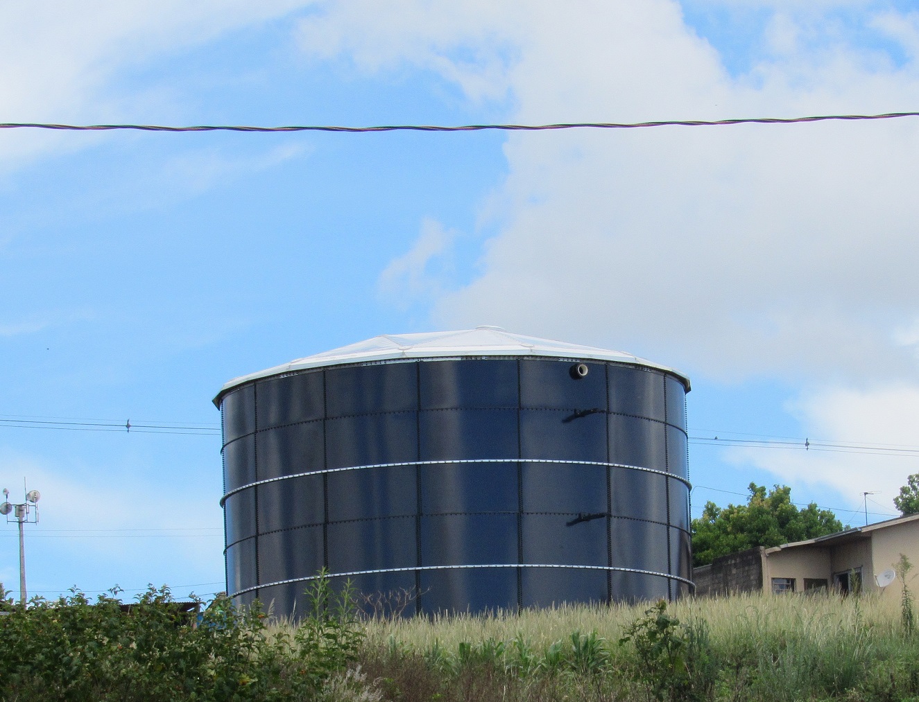 Sanepar investe R$ 40 milhões no abastecimento de Pato Branco. A estação vai tratar 22,8 milhões de litros de água e o sistema vai ter capacidade ampliada para armazenar 13,9 milhões de litros . Na foto, Reservatórios em aço vitrificado serão interligados até abril. - Pato Branco, 21/01/2019 - Foto: Divulgação Sanepar