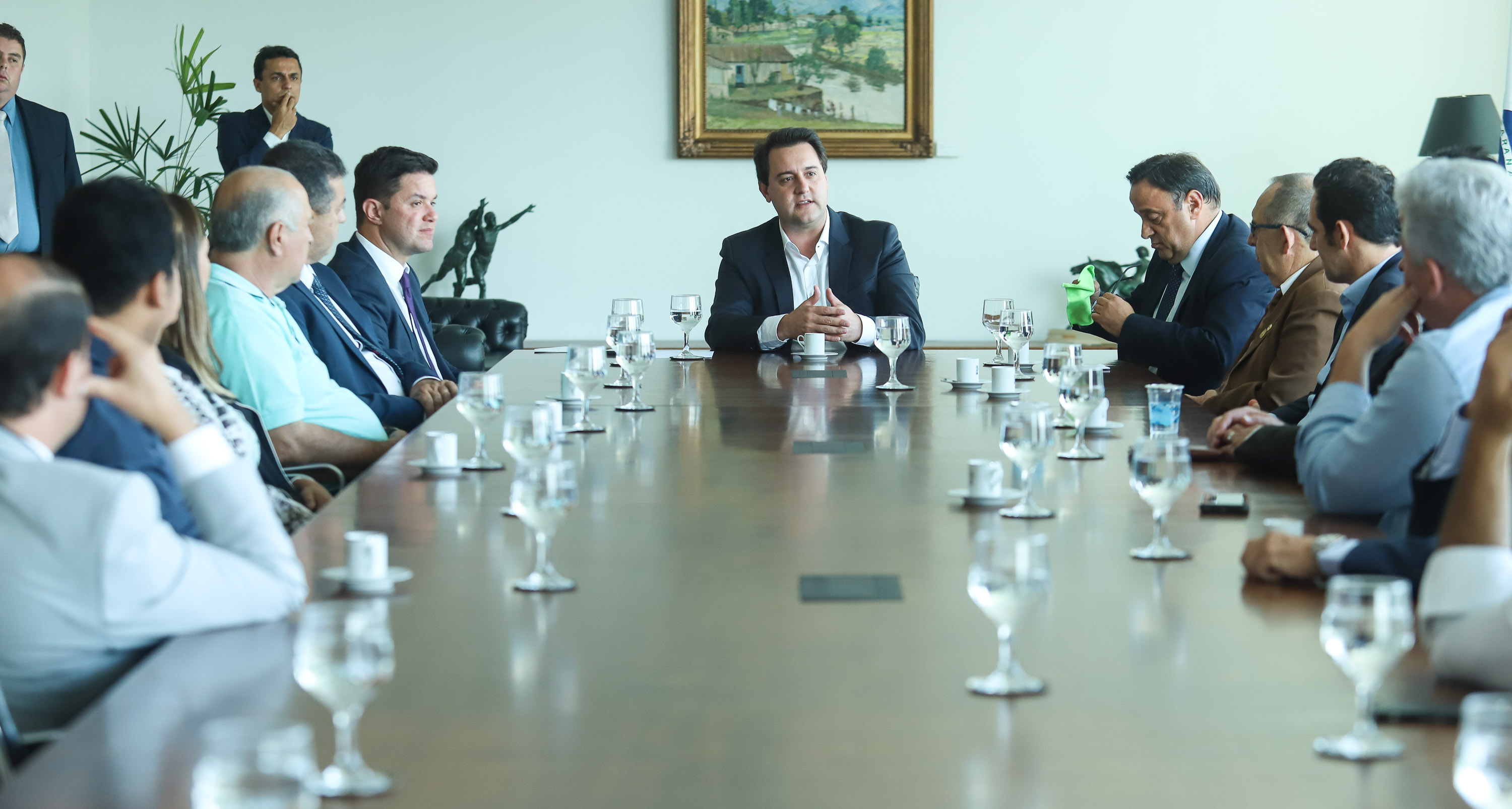 O governador Carlos Massa Ratinho Junior se reuniu nesta segunda-feira (21) com deputados estaduais e confirmou sua disposição ao trabalho conjunto com a Assembleia Legislativa. - Curitiba, 21/01/2019 - Foto: Rodrigo Félix Leal
