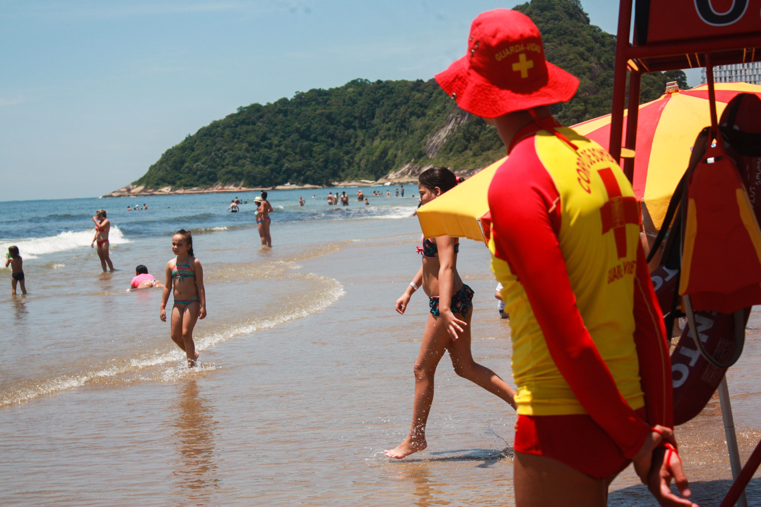 17-01-2019 Operação Verão 2018/2019 - Guaratuba- Secretario General Carbonel. Mais de 70 mil orientações e advertências foram feitas pelos guarda-vidas do Corpo de Bombeiros no litoral do Paraná nos primeiros 30 dias de operação Verão Paraná 2018/2019, nos 89 postos de atendimento distribuídos nas praias da Costa Leste. - Matinhos, 22/01/2019 - Foto: Soldado André Gonçalves