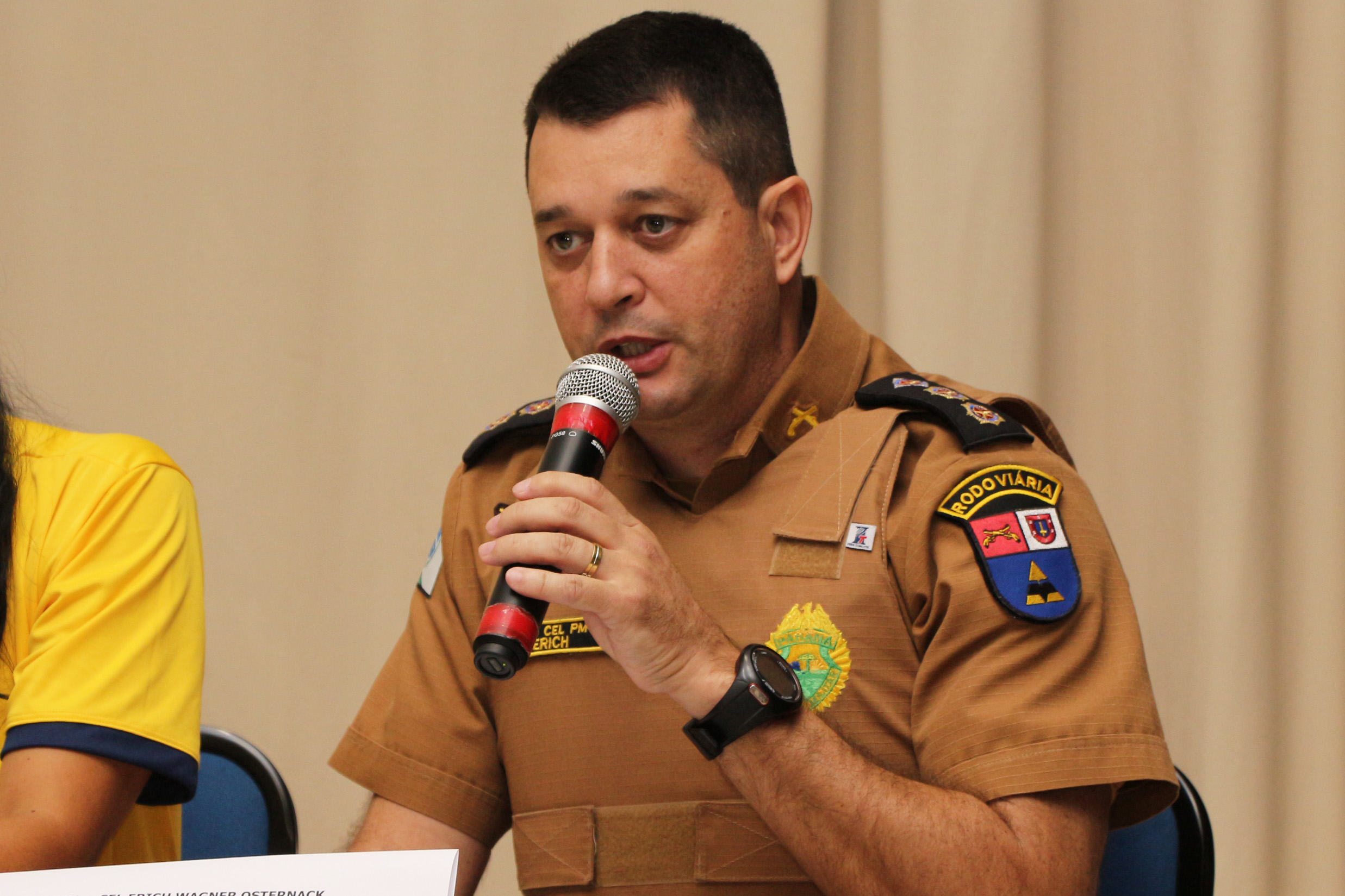 A temporada de verão no Paraná fechou os primeiros 30 dias e os serviços do Governo do Estado foram marcantes ao proporcionarem mais segurança, alternativas de lazer e serviços gratuitos ao veranista. Na foto, o te.coronel Erich Wagner Osternac, da Polícia Rodoviária. - Litoral do Paraná, Operação Verão, 22/01/2019 - Foto: Divulgação PMPR