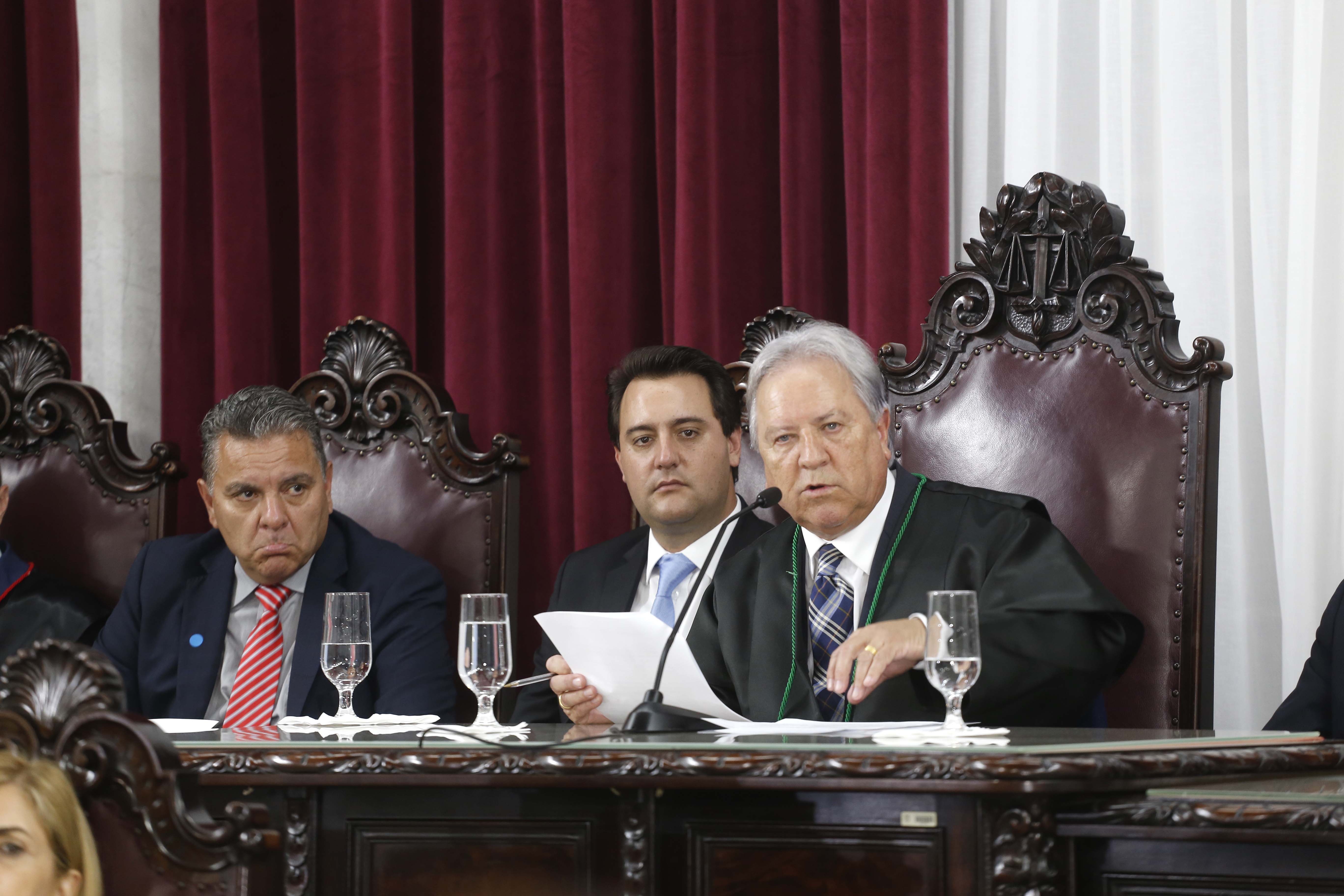 GOVERNADOR PARTICIPA DA POSSE DO PRESIDENTE DO TCE. O governador Carlos Massa Ratinho Junior participa da posse de Nestor Baptista na Presidência do Tribunal de Contas do Estado do Paraná. - Curitiba, 23-01-19Foto: Arnaldo Alves / ANPr.