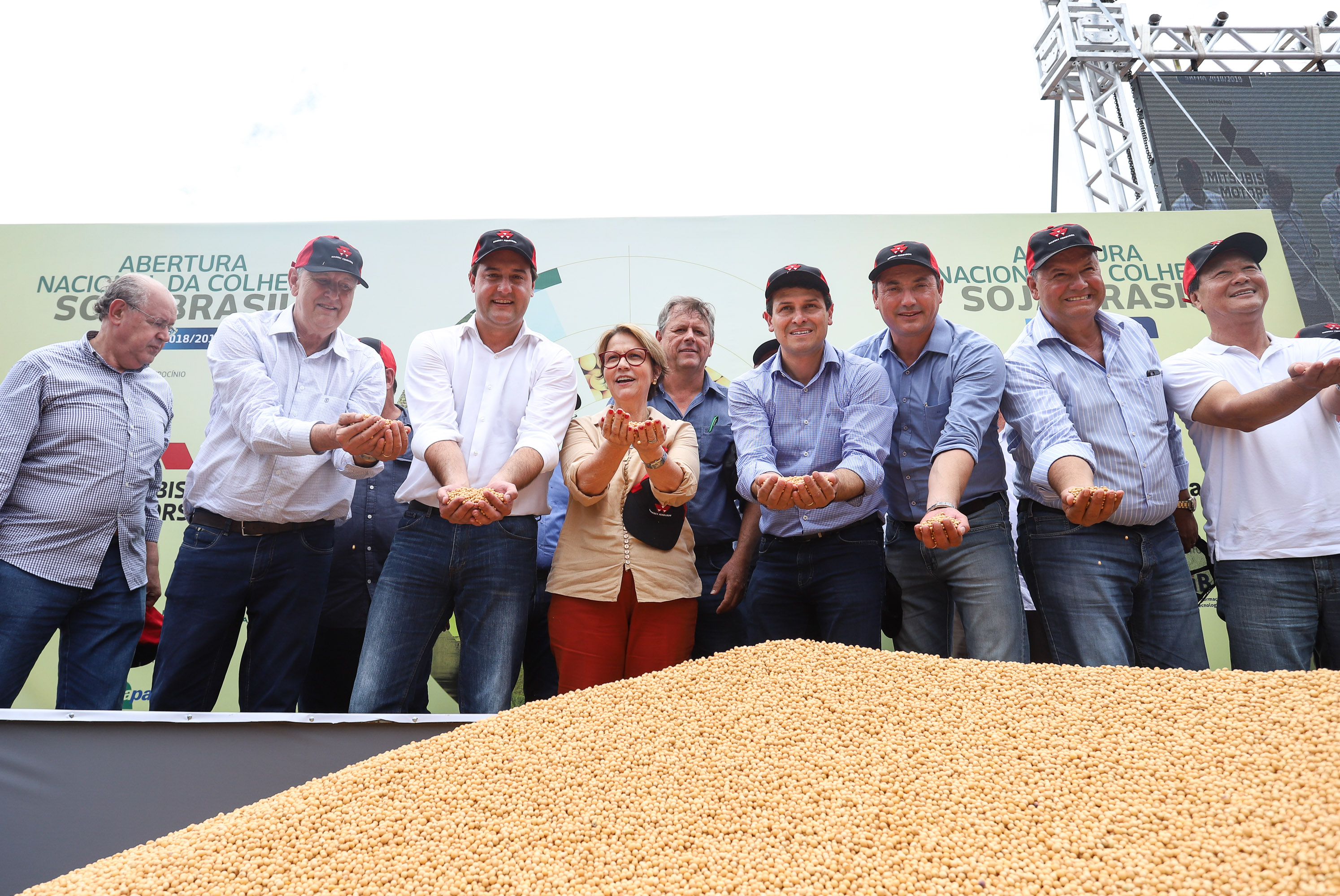 O governador Carlos Massa Ratinho Junior e a ministra da Agricultura, Pecuária e Abastecimento, Tereza Cristina, participam do evento que marca a abertura nacional da colheita da soja. Apucarana, 24/01/2019. Foto: Rodrigo Felix Leal/ANPr