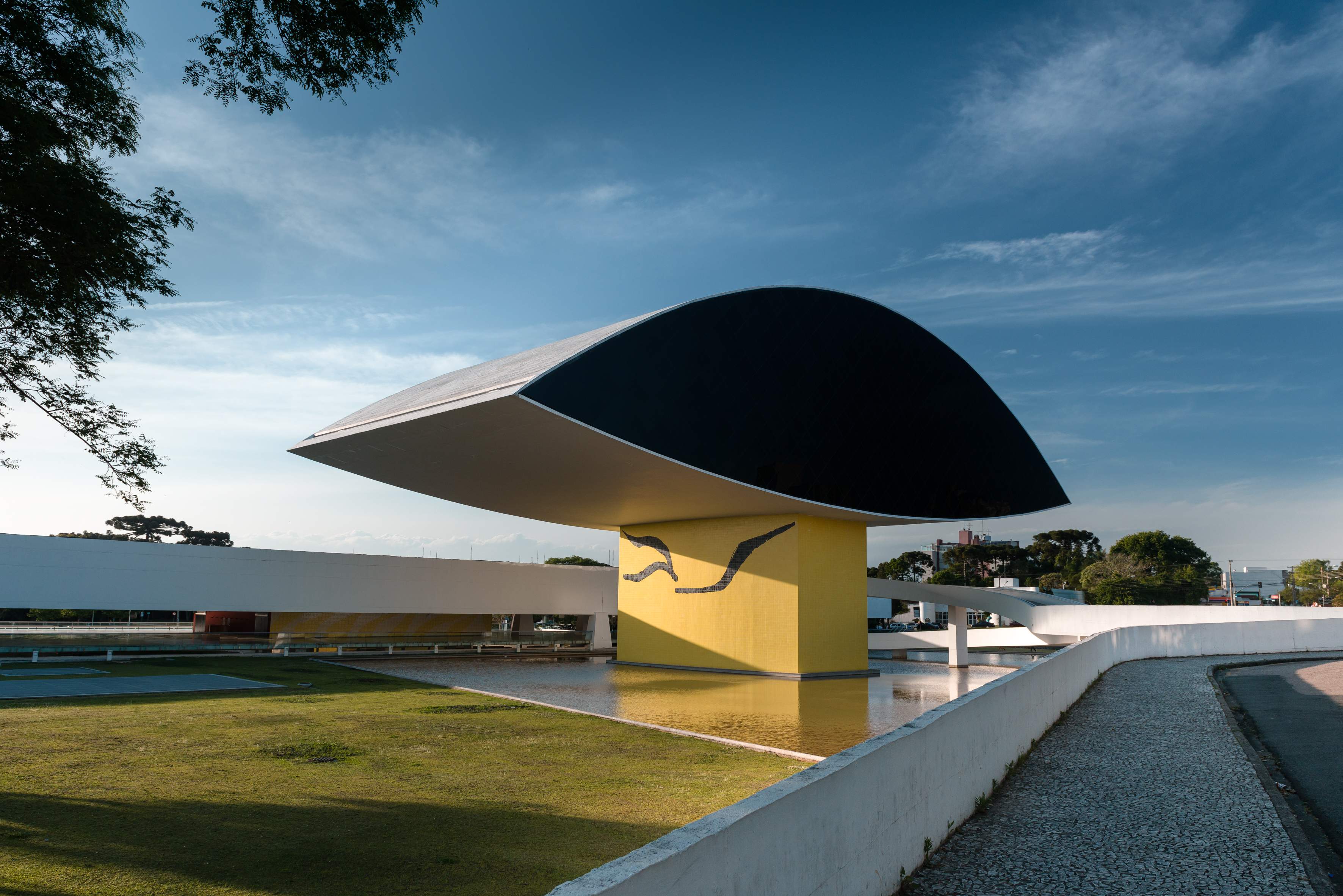 O espetáculo teatral “No mundo de Alípio” fará a sua última apresentação nesta terça-feira (29), às 15h40, no auditório Poty Lazzarotto, do Museu Oscar Niemeyer (MON). A atividade faz parte da programação da Colônia de Férias, mas o público externo pode participar. Há 345 lugares disponíveis no teatro. - Foto: Marcello Kawase