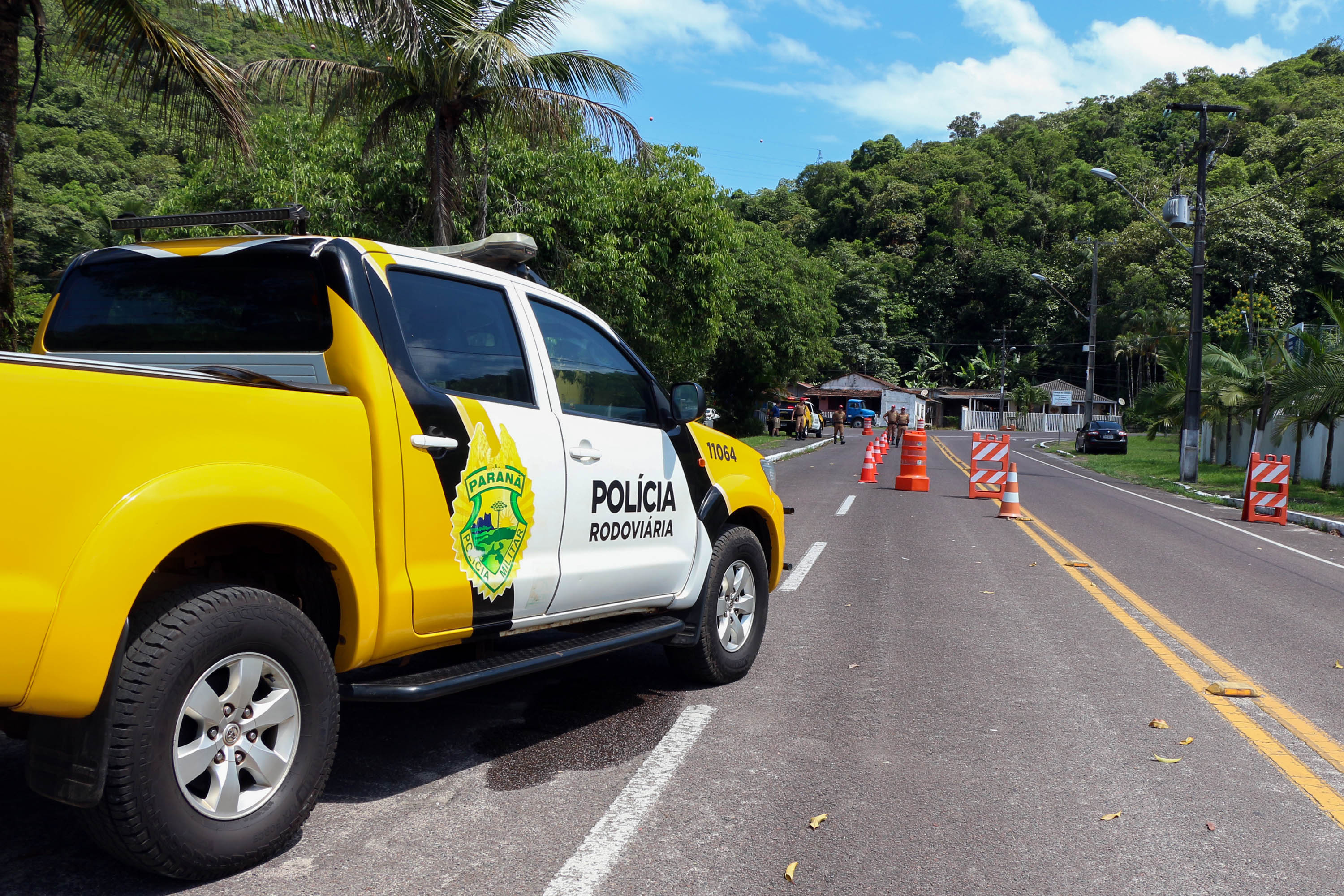 27-12-2018 Blitz BPRv A fiscalização das equipes do Batalhão de Polícia Rodoviária (BPRv) nas rodovias estaduais que cortam o Litoral do Paraná flagrou mais de 7 mil veículos com velocidade acima do permitido na via e duas pessoas perderam a vida vítimas de atropelamento nos primeiros 30 dias do verão (de 21 de dezembro à 21 de janeiro). O balanço do Batalhão aponta ainda que houve aumento de 17,91% nos acidentes e de 4,55% de pessoas feridas em comparação com o mesmo período da temporada anterior.- - Foto: BPRv