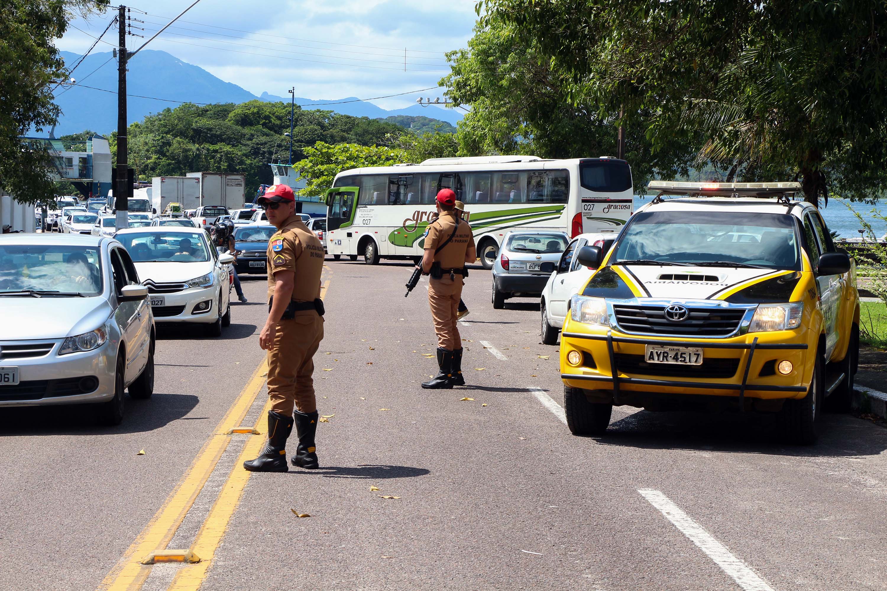 27-12-2018 Blitz BPRv A fiscalização das equipes do Batalhão de Polícia Rodoviária (BPRv) nas rodovias estaduais que cortam o Litoral do Paraná flagrou mais de 7 mil veículos com velocidade acima do permitido na via e duas pessoas perderam a vida vítimas de atropelamento nos primeiros 30 dias do verão (de 21 de dezembro à 21 de janeiro). O balanço do Batalhão aponta ainda que houve aumento de 17,91% nos acidentes e de 4,55% de pessoas feridas em comparação com o mesmo período da temporada anterior.- - Foto: BPRv