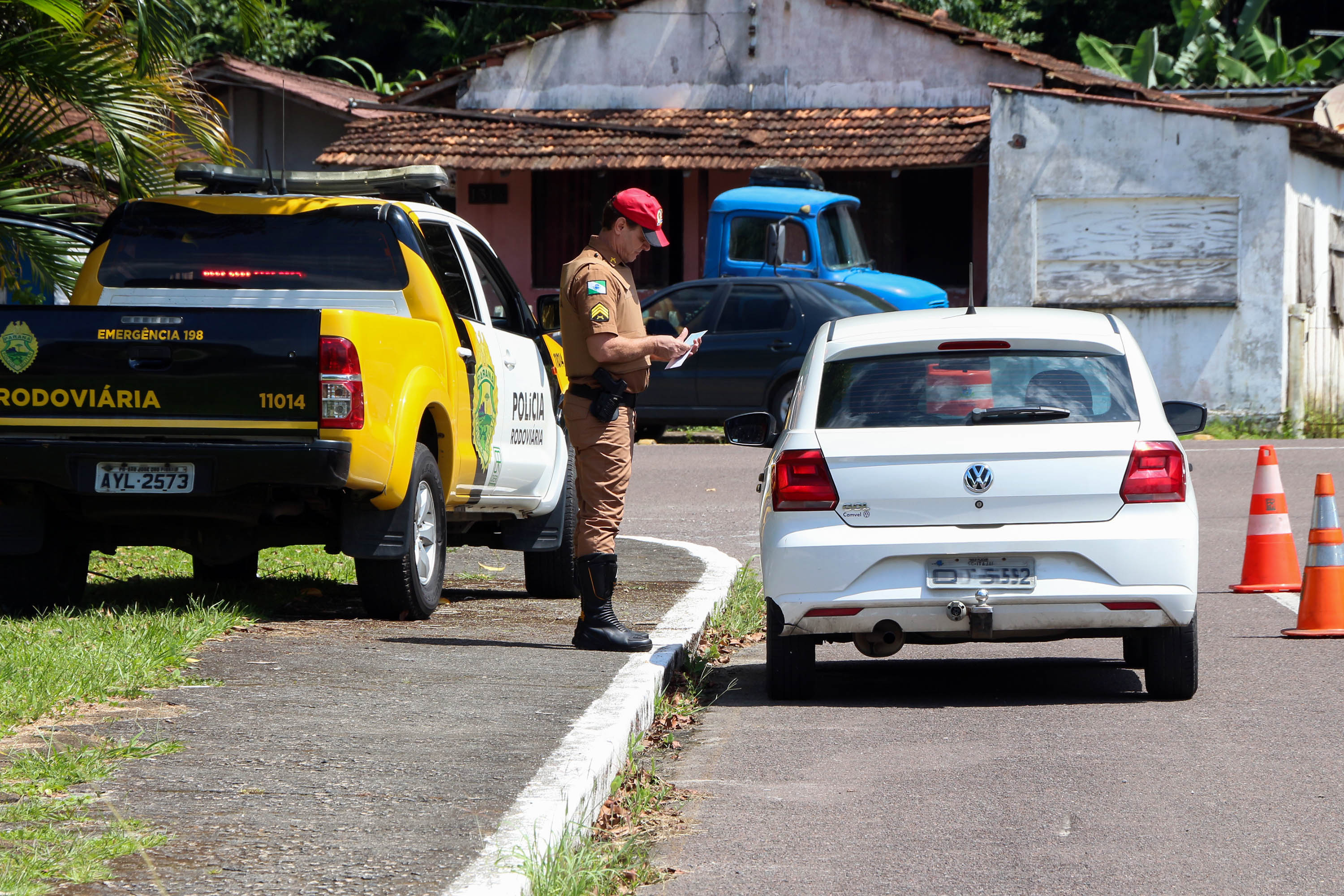 27-12-2018 Blitz BPRv A fiscalização das equipes do Batalhão de Polícia Rodoviária (BPRv) nas rodovias estaduais que cortam o Litoral do Paraná flagrou mais de 7 mil veículos com velocidade acima do permitido na via e duas pessoas perderam a vida vítimas de atropelamento nos primeiros 30 dias do verão (de 21 de dezembro à 21 de janeiro). O balanço do Batalhão aponta ainda que houve aumento de 17,91% nos acidentes e de 4,55% de pessoas feridas em comparação com o mesmo período da temporada anterior.- - Foto: BPRv