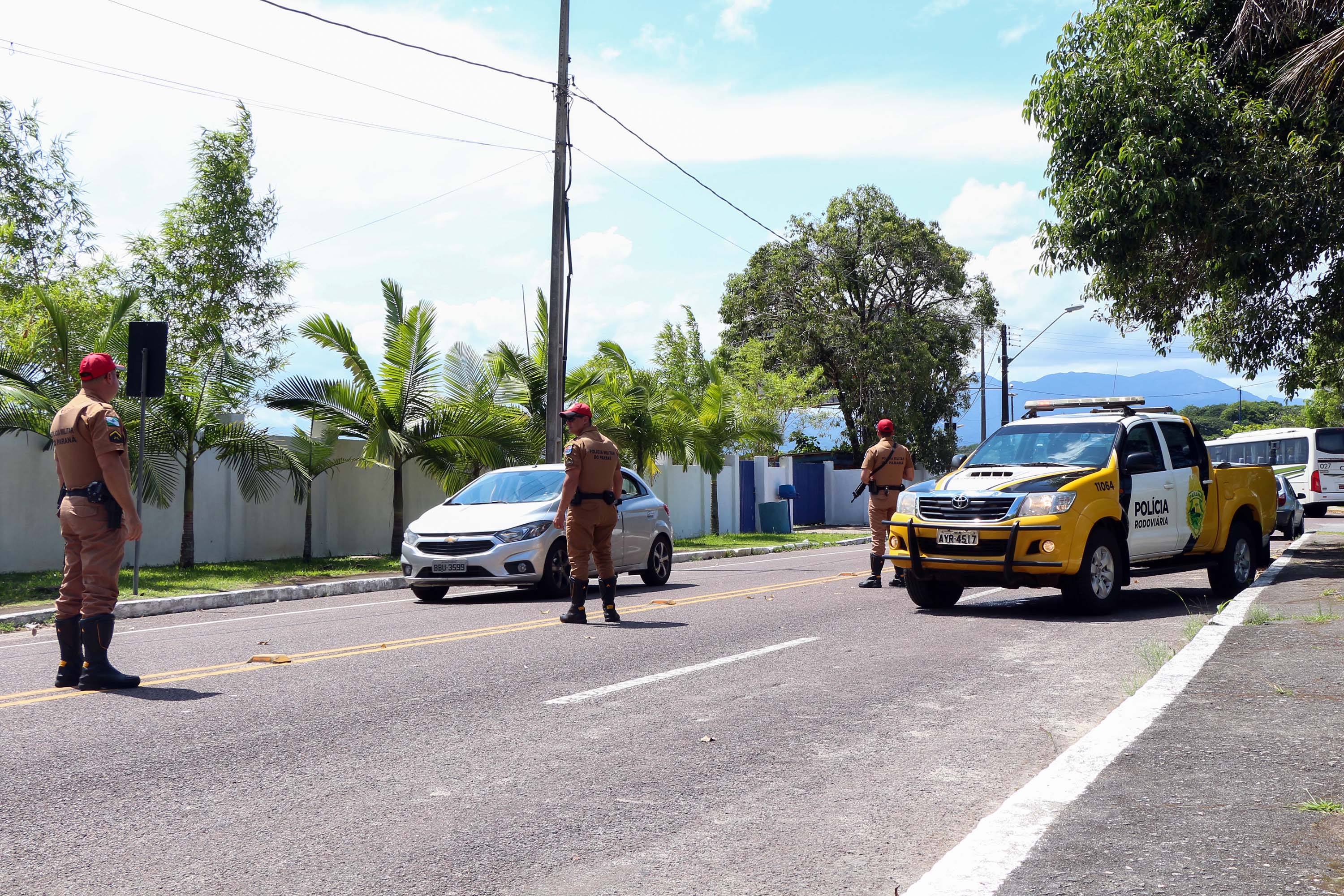 27-12-2018 Blitz BPRv A fiscalização das equipes do Batalhão de Polícia Rodoviária (BPRv) nas rodovias estaduais que cortam o Litoral do Paraná flagrou mais de 7 mil veículos com velocidade acima do permitido na via e duas pessoas perderam a vida vítimas de atropelamento nos primeiros 30 dias do verão (de 21 de dezembro à 21 de janeiro). O balanço do Batalhão aponta ainda que houve aumento de 17,91% nos acidentes e de 4,55% de pessoas feridas em comparação com o mesmo período da temporada anterior.- - Foto: BPRv