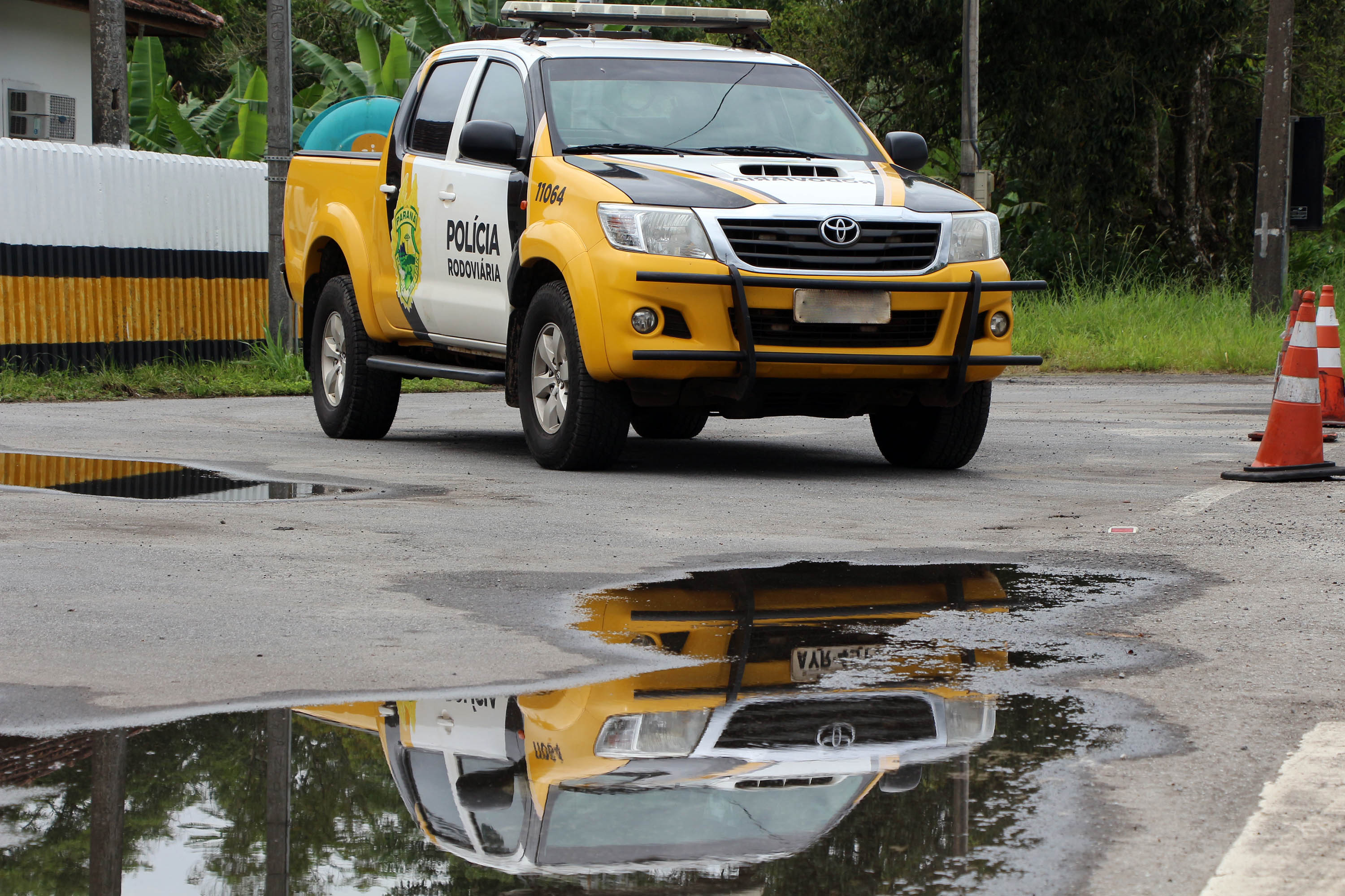 Operação Verão 2018/2019 - Apreensão de Drogas - Polícia Rodoviária - PR-508 A fiscalização das equipes do Batalhão de Polícia Rodoviária (BPRv) nas rodovias estaduais que cortam o Litoral do Paraná flagrou mais de 7 mil veículos com velocidade acima do permitido na via e duas pessoas perderam a vida vítimas de atropelamento nos primeiros 30 dias do verão (de 21 de dezembro à 21 de janeiro). O balanço do Batalhão aponta ainda que houve aumento de 17,91% nos acidentes e de 4,55% de pessoas feridas em comparação com o mesmo período da temporada anterior.- - Foto: BPRv
