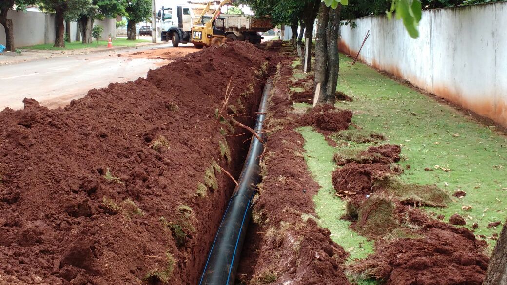 A Sanepar está investindo R$ 7,7 milhões na ampliação dos sistemas de abastecimento de água e de coleta e tratamento de esgoto em Palotina. Obras de assentamento das redes de distribuição de água - Palotina, 25/01/2019 - Foto: Divulgação Sanepar