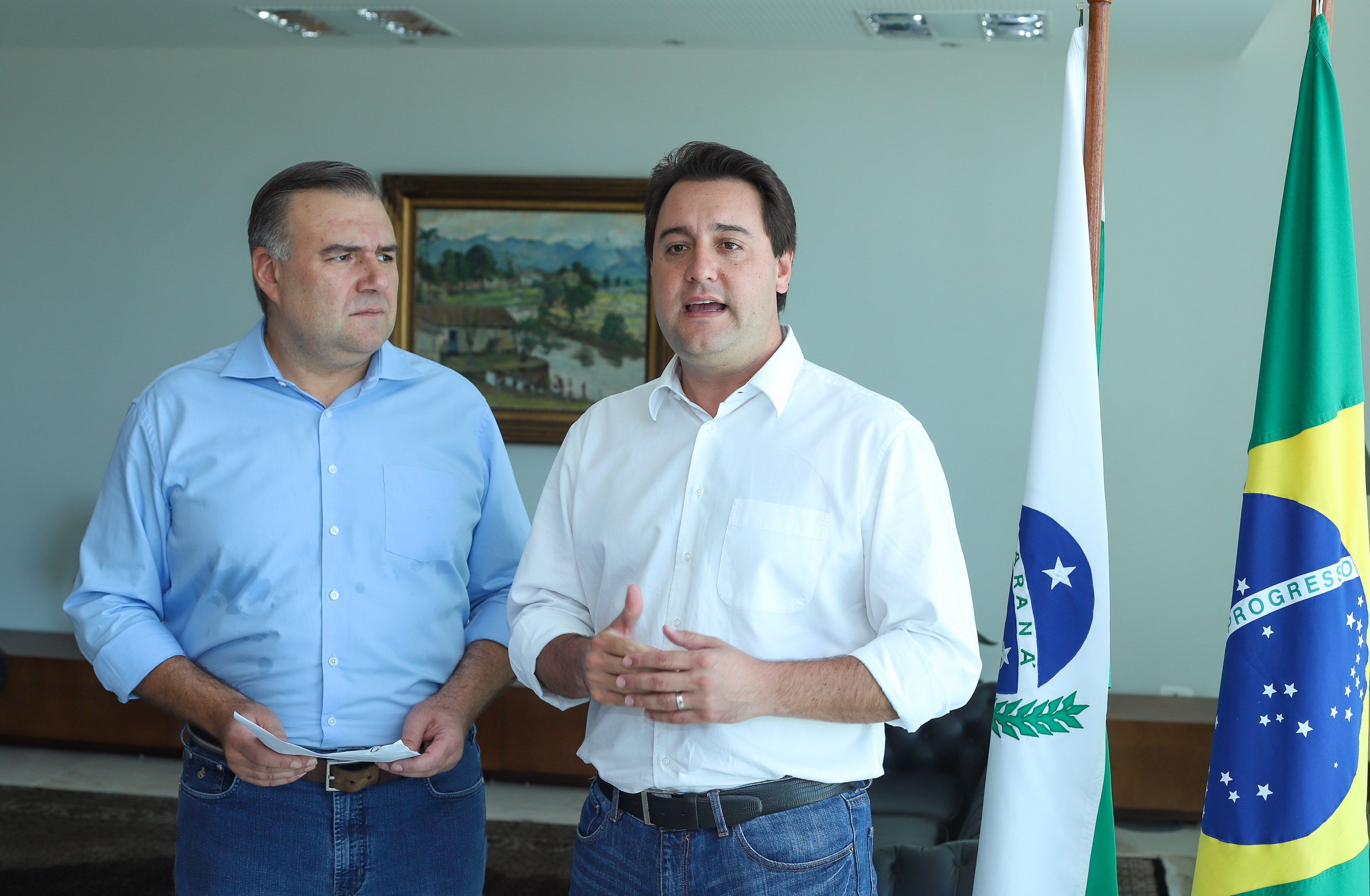 O salário mínimo regional do Paraná vai variar de R$ 1.306,80 a R$ 1.509,20. As novas faixas entram em vigor a partir do próximo dia 1º de fevereiro, quando será assinado o decreto que formaliza o reajuste. Os novos valores foram anunciados nesta sexta-feira (25/01) pelo governador Carlos Massa Ratinho Junior, em conjunto com o secretário da Justiça, Família e Trabalho, Ney Leprevost, no Palácio Iguaçu, em Curitiba. Foto: Rodrigo Felix Leal/ANPr